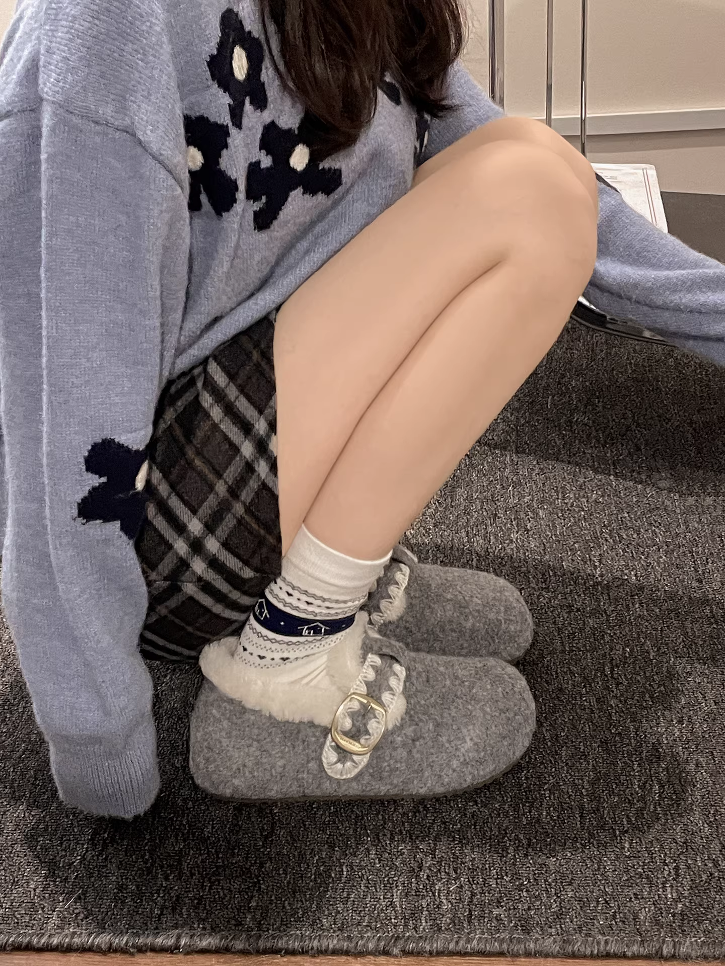 Giày bông giữ ấm đế dày phong cách retro màu xám dành cho nữ, mùa đông 2025, kiểu Birkenstock mới, lót lông dày dặn.