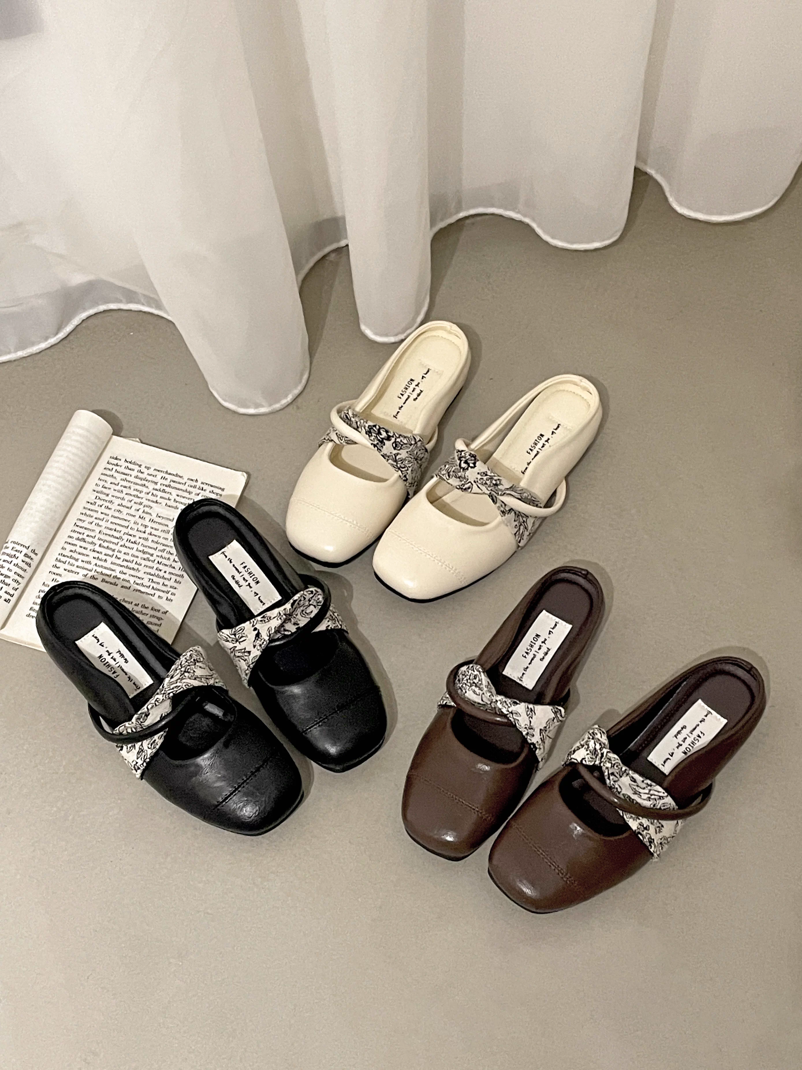 Dép nữ đế thấp cổ điển màu đen, mũi kín, tăng chiều cao, thời trang mùa hè, kiểu mới 2025, thích hợp phối cùng váy, dép kiểu Pháp.