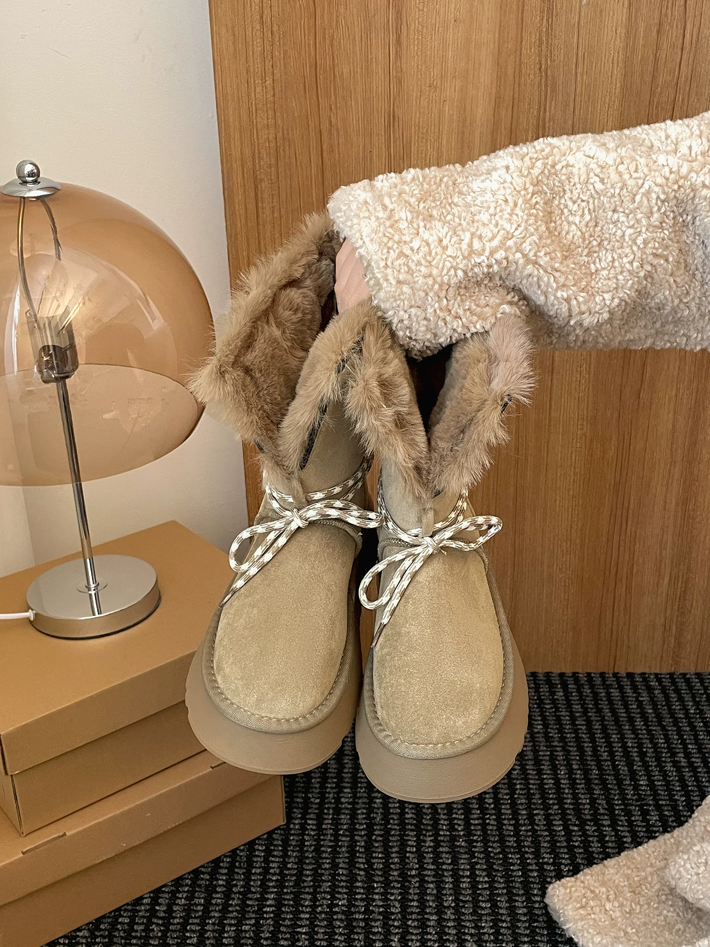 Giày bốt tuyết đế dày lót lông cừu kiểu cổ điển màu nâu dành cho nữ, giày bốt ngắn lông ấm áp mùa đông mới năm 2025, giày cotton.