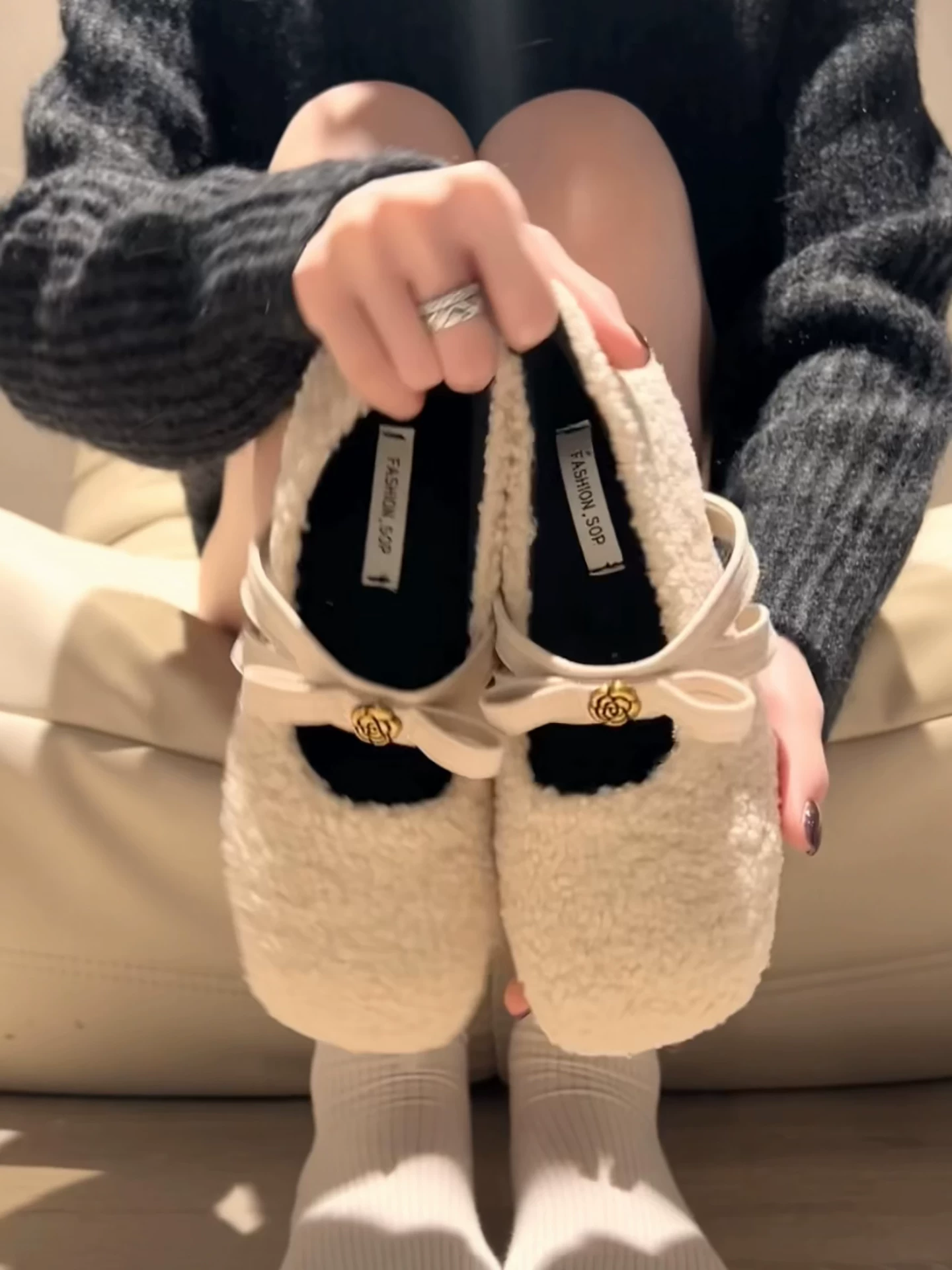 Giày lông dày đế dày kiểu Pháp cổ điển màu trắng phổ biến dành cho nữ, thích hợp để mang ngoài trời, giày Mary Jane lót lông cừu ấm áp mùa thu đông 2025 mới.