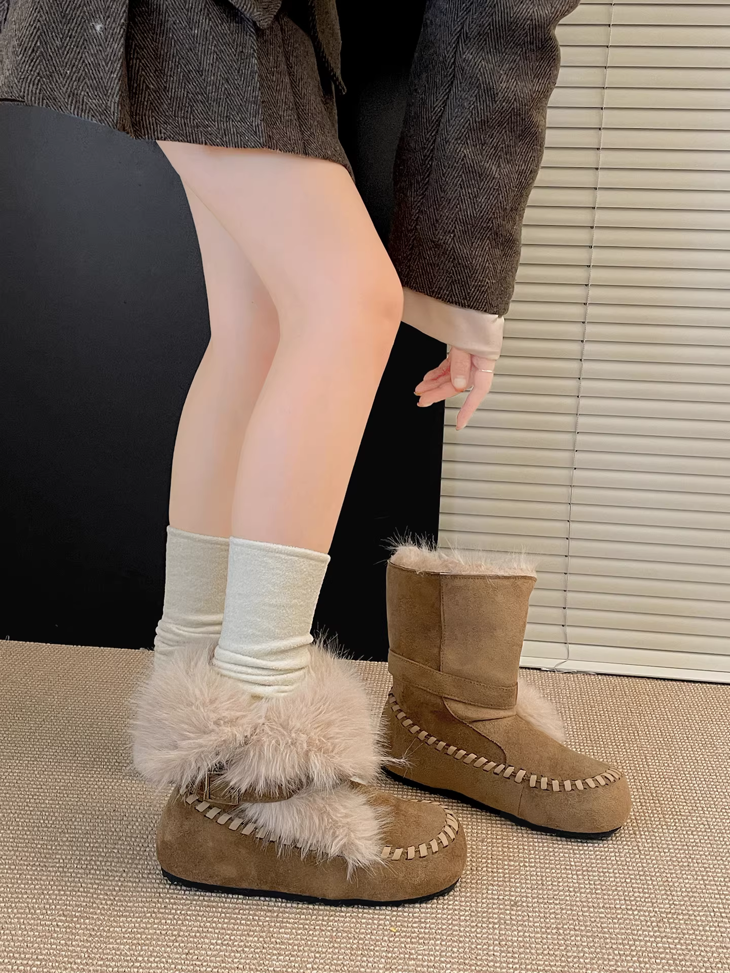 Giày bốt tuyết nữ lót lông cừu dày dặn giữ ấm đế dày chống trơn tăng chiều cao mùa đông mới 2025 chất liệu cotton