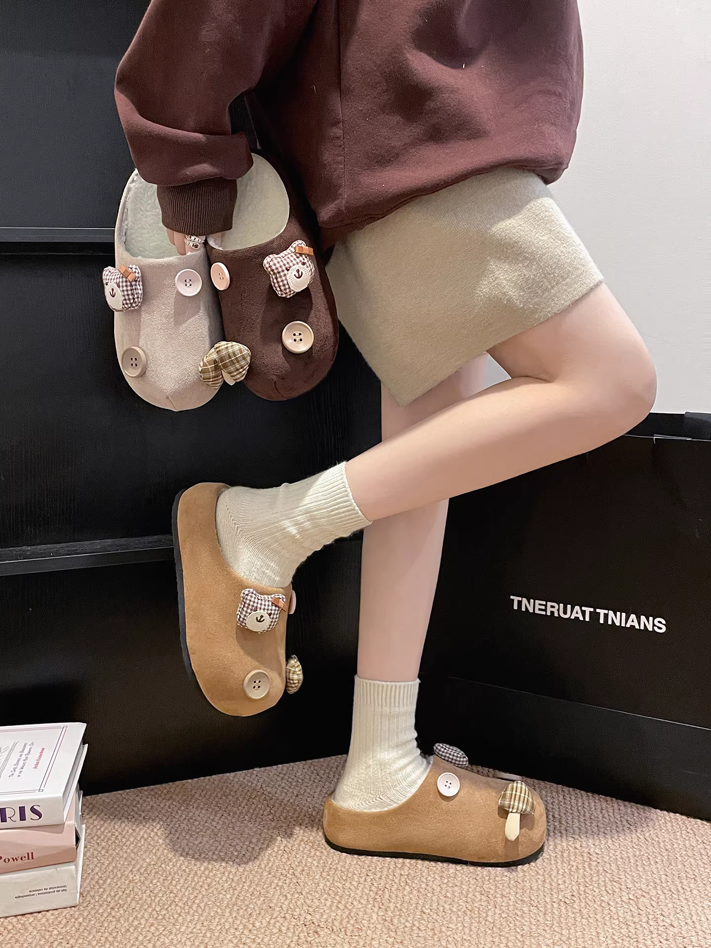 Giày dép Birkenstock lông thú đế dày dễ thương, kiểu hoạt hình, phổ biến dành cho nữ, mẫu mới mùa đông 2025, đi ngoài trời, chống trơn trượt, chất liệu bông mềm mại