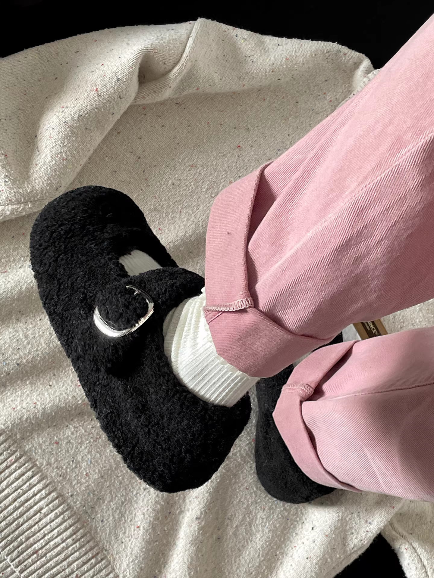 Giày lông dày đế dày phong cách retro màu trắng dành cho nữ, kiểu mới mùa đông 2025, thích hợp phối với chân váy, đế mềm, lót lông cừu.