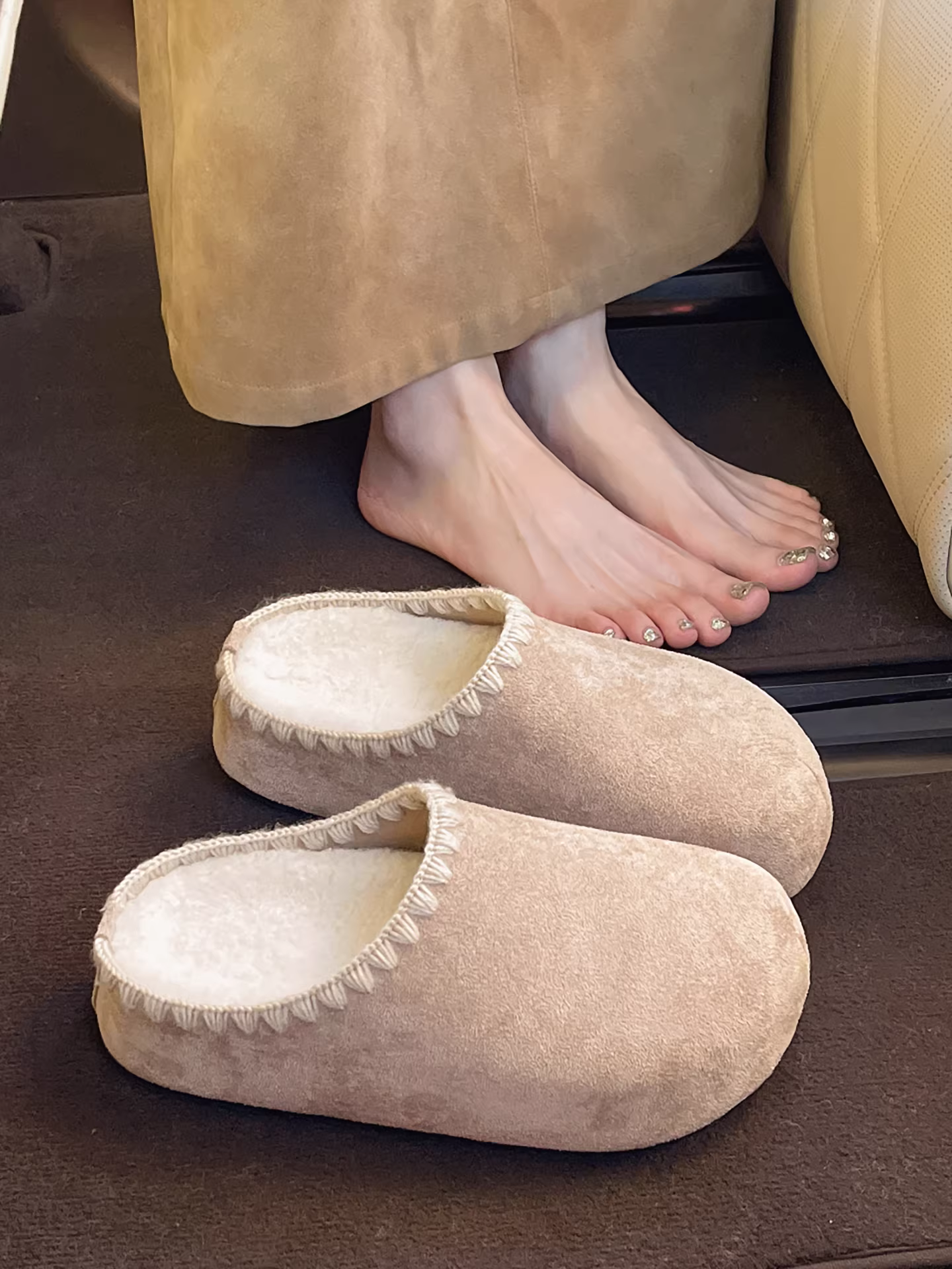 Giày Birkenstock nữ đế dày lót lông kiểu retro màu nâu, mùa thu đông 2025, giữ ấm, chống trơn, mũi kín, chất liệu cotton