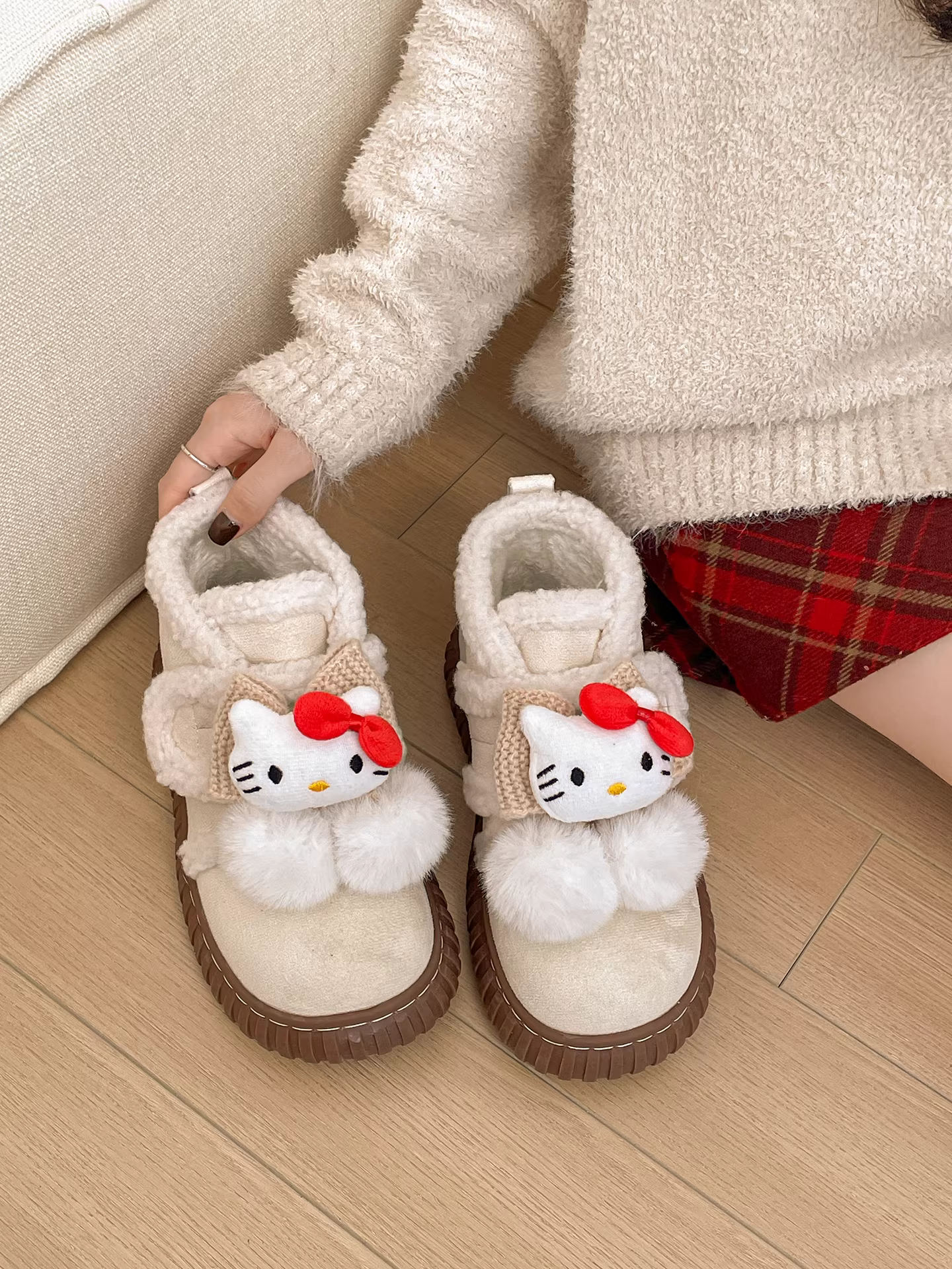 Giày bốt tuyết đế dày phong cách retro dễ thương màu trắng dành cho nữ, giày cotton dày dặn giữ ấm kiểu Birkenstock mới mùa đông 2025.