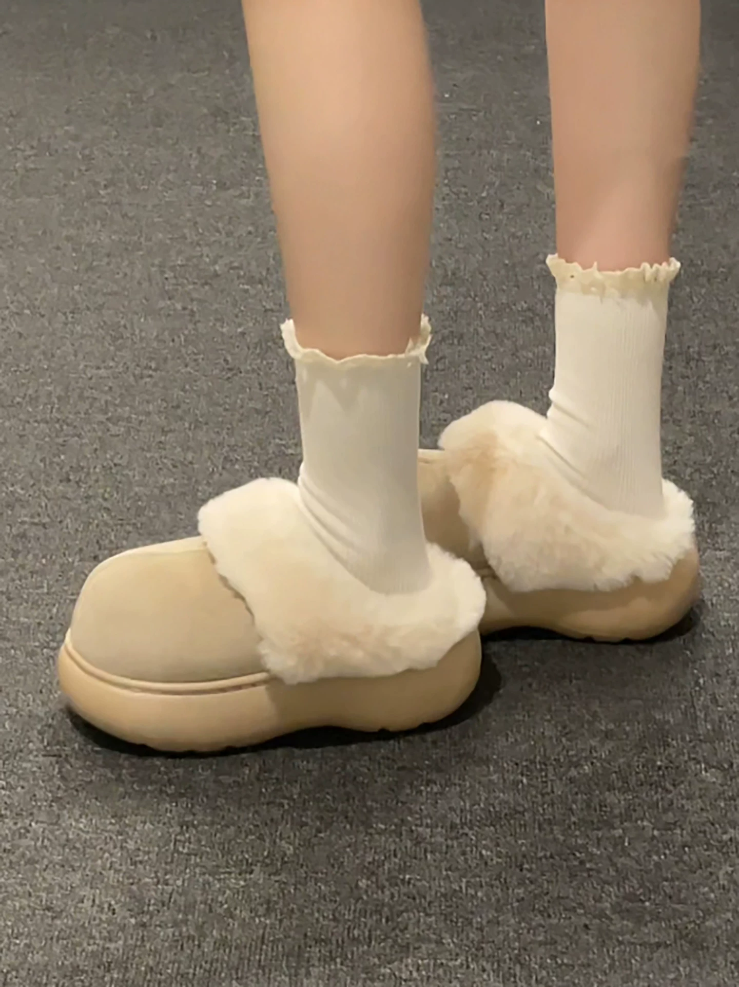 Dép lông dày đế dày chống trơn kiểu cổ điển màu trắng dành cho nữ, thích hợp để mang ngoài trời, dép bông đế mềm mũi kín tăng chiều cao mùa thu đông 2025 mới.