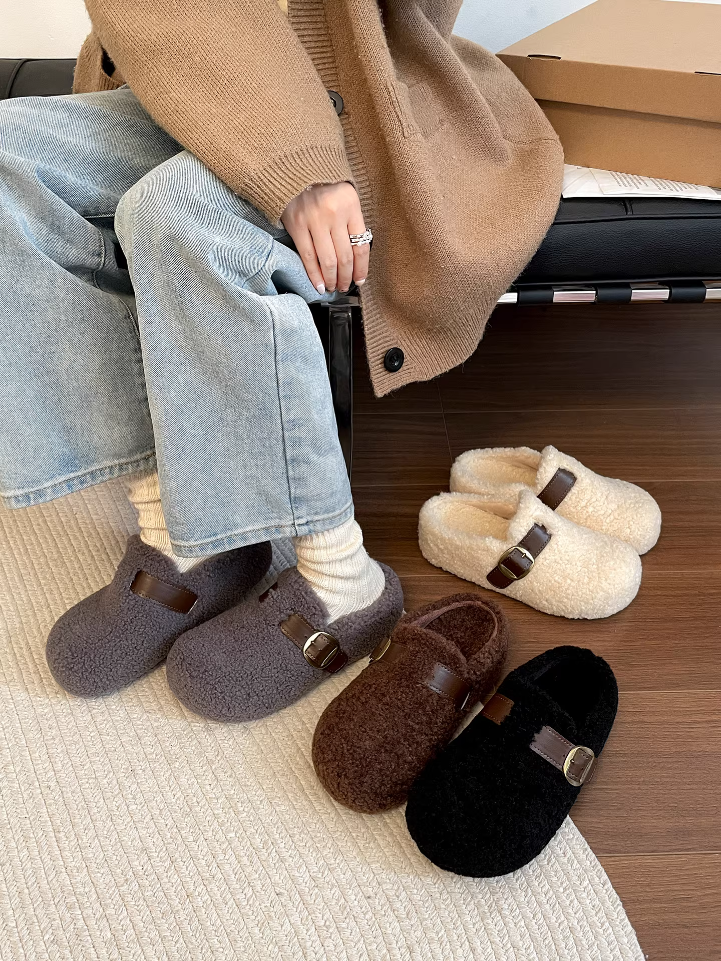 Dép lông dày đế dày chống trơn màu trắng cổ điển dành cho nữ, mặc ngoài trời mùa đông, kiểu mới 2025, lót lông cừu, dày dặn, ấm áp kiểu Birkenstock.