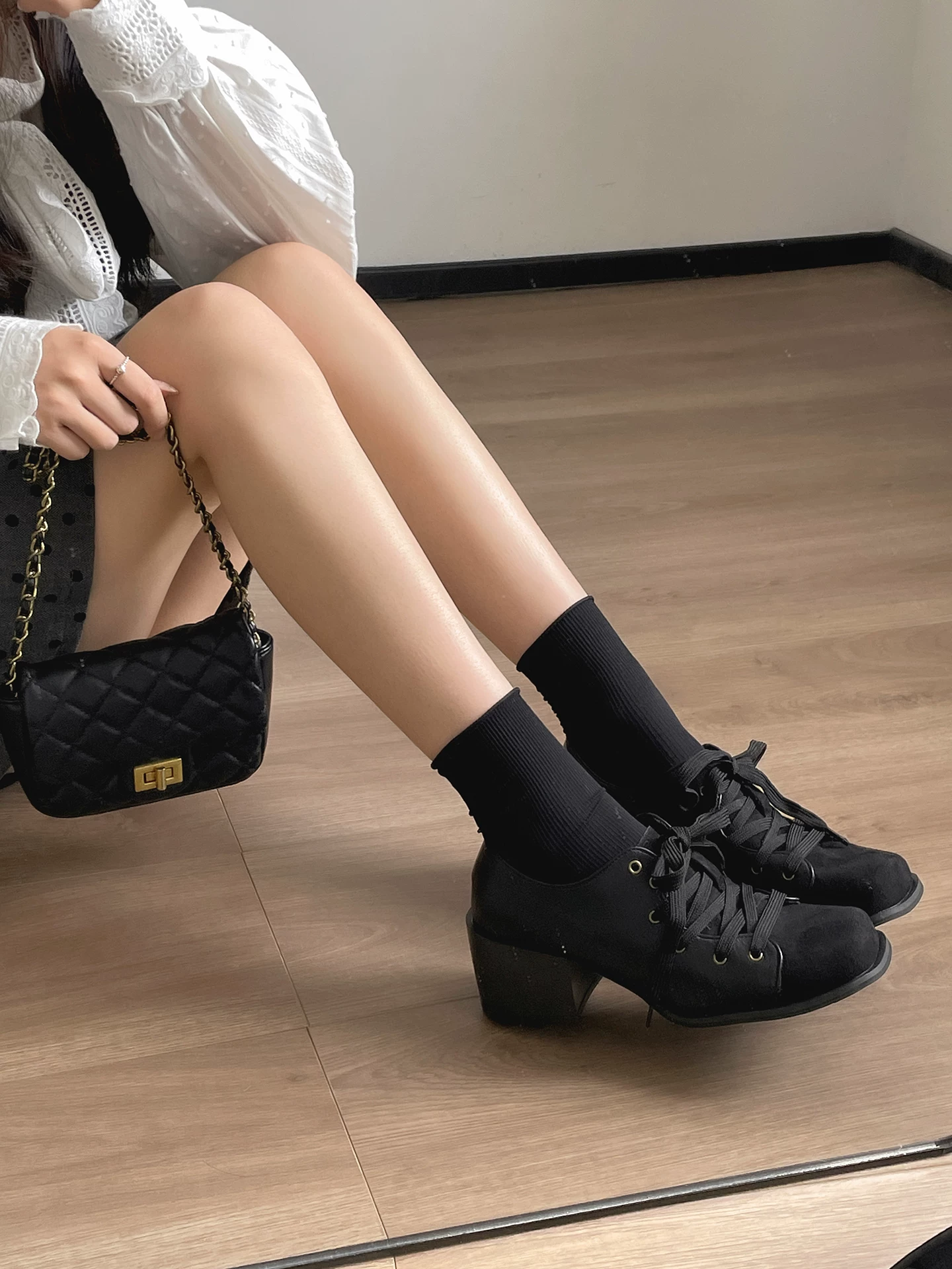 Giày bệt nữ kiểu Anh cổ điển, đa năng, đế dày, cổ sâu, kiểu mới thu 2025, phù hợp với chân váy, tạo cảm giác cao cấp, dành cho người thấp nhỏ.