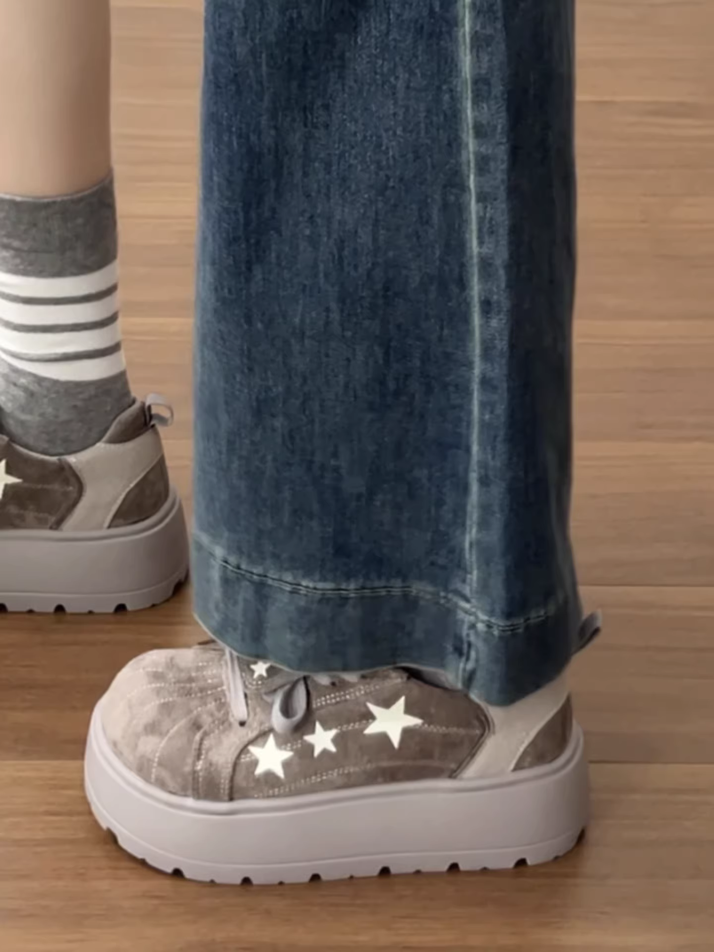 Giày thể thao đế dày tăng chiều cao kiểu Đức dành cho nữ, mẫu thu đông 2025 mới, phối cùng chân váy giúp trông thon gọn hơn, giày thể thao cổ thấp.