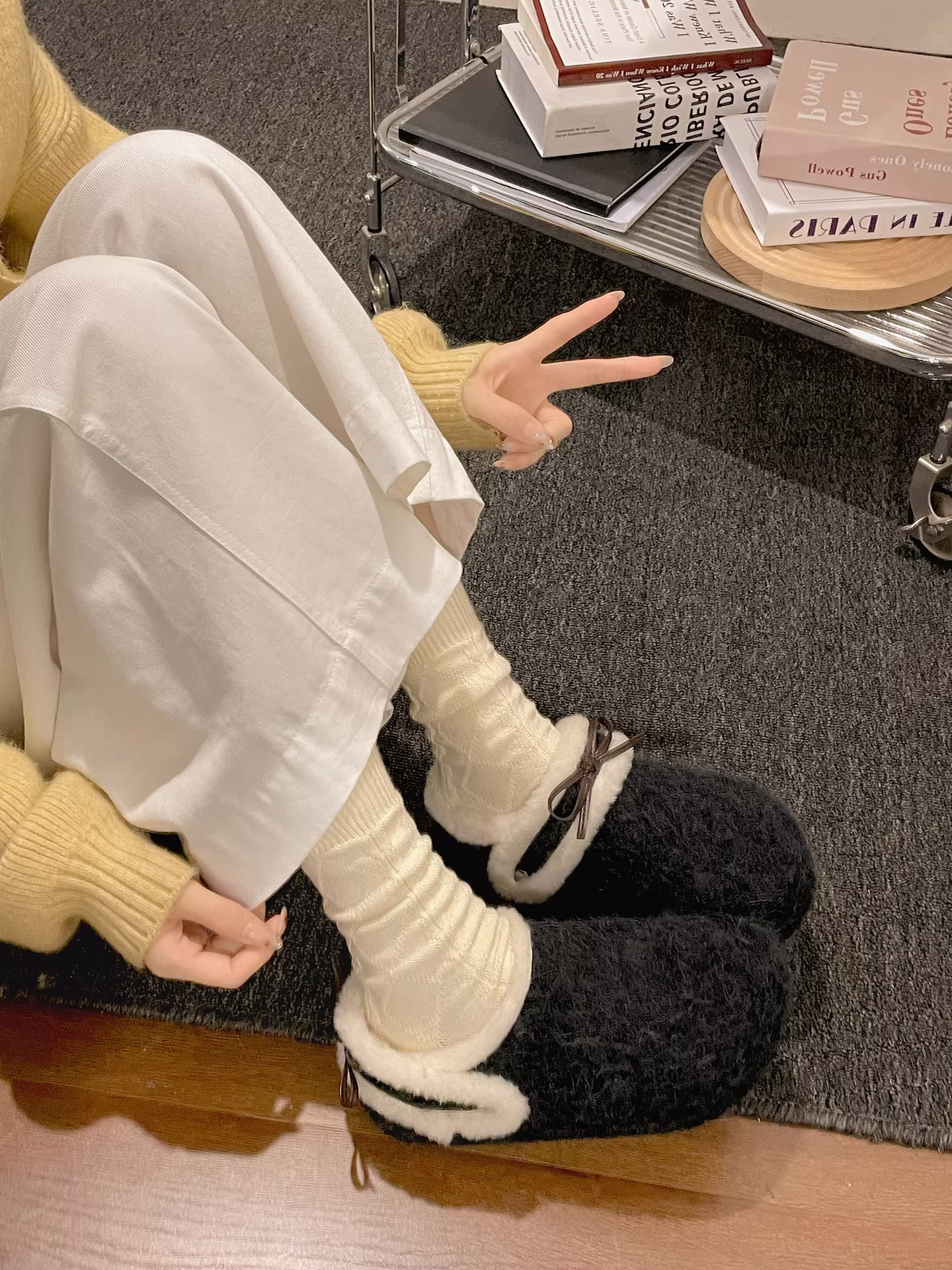 Đôi dép lông dày đế cao chống trơn hai chiều dành cho nữ, mặc ngoài trời mùa đông, kiểu mới 2025, dép bông giữ ấm lót lông cừu.