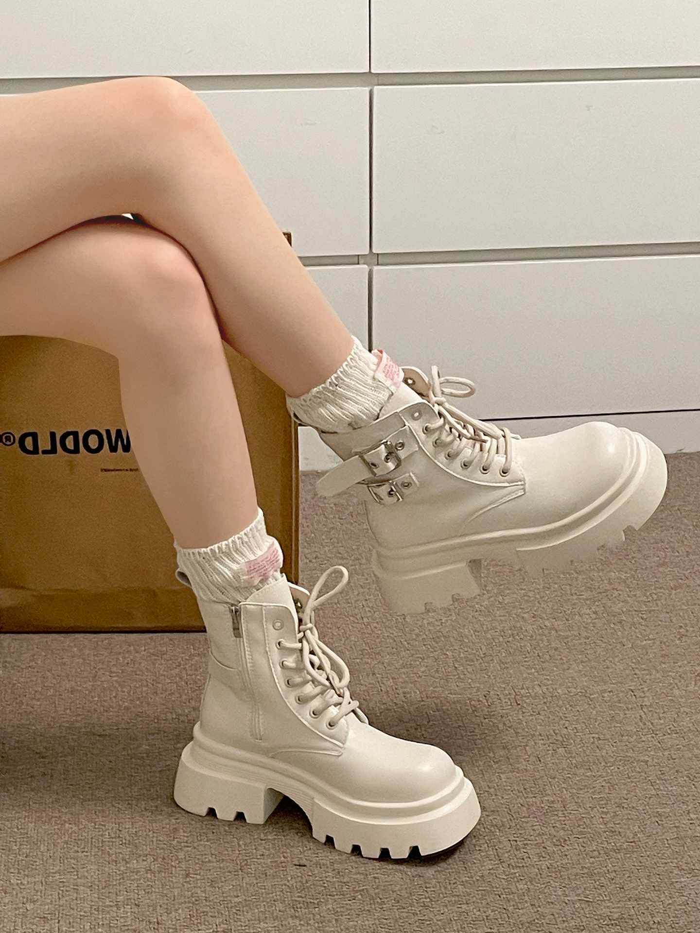 Giày bốt Martin đế cao gót chunky kiểu Anh màu trắng dành cho nữ, mẫu mới thu đông 2025, tăng chiều cao và thon gọn chân cho phụ nữ nhỏ nhắn.