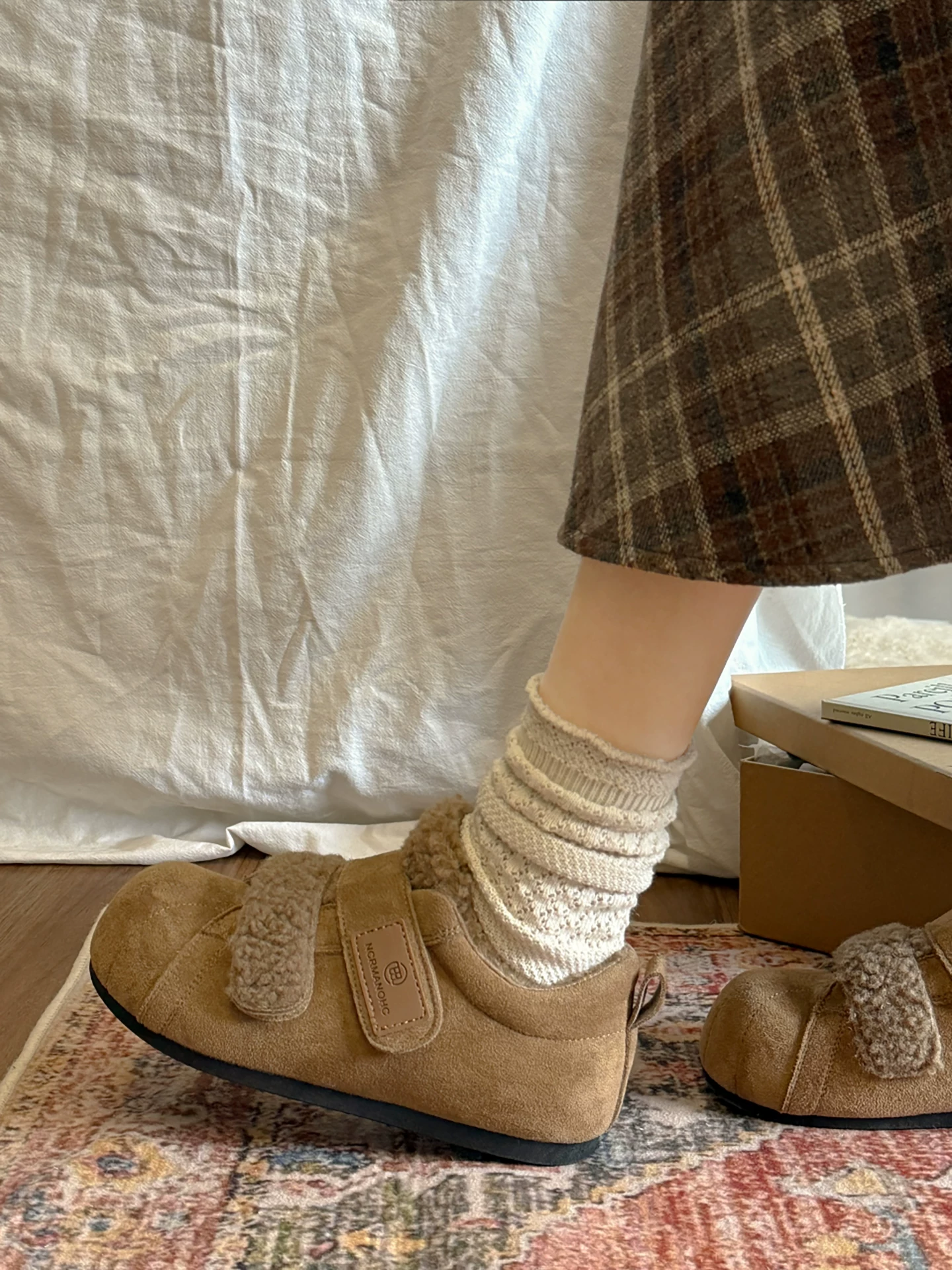 Giày bông tuyết đế dày lót lông cừu kiểu cổ điển dành cho nữ, mùa đông 2025 kiểu mới, đi ngoài trời, giày tập Đức ấm áp lông xù.