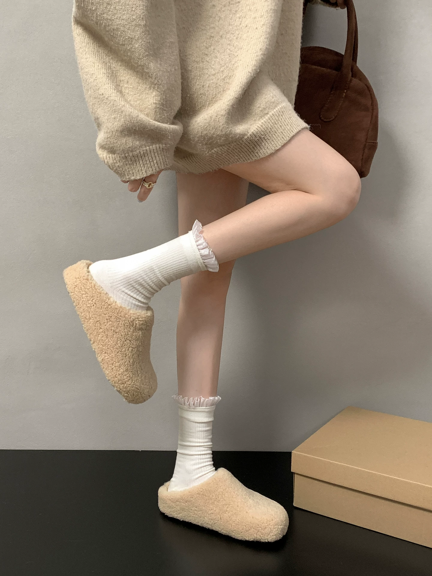 Đôi dép lông dày đế chống trơn kiểu retro dành cho nữ, mặc ngoài mùa đông 2025, đa năng, tăng chiều cao, giữ ấm, chất liệu cotton, bảo vệ ngón chân.