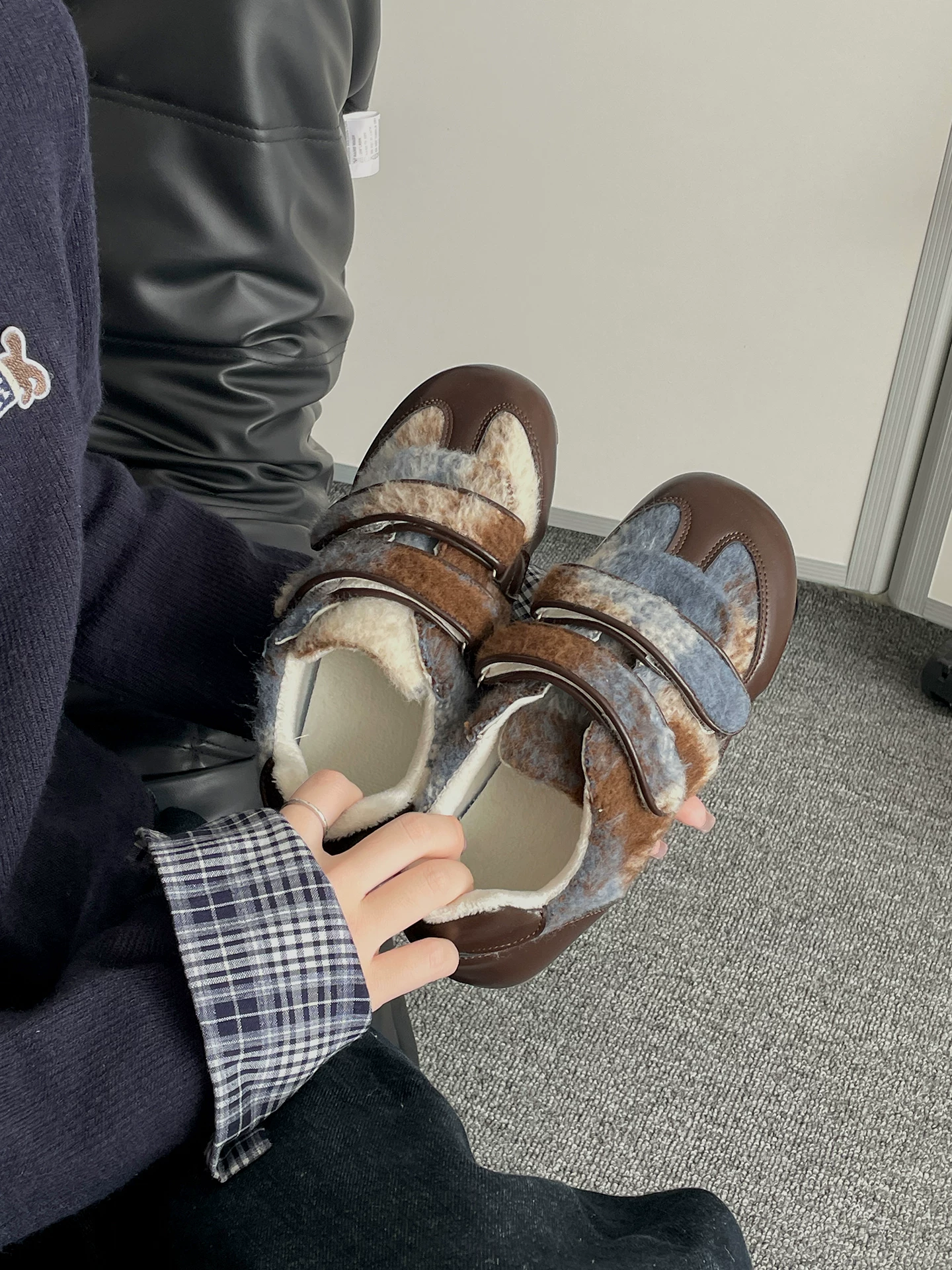 Giày thể thao đế dày lót lông cừu màu trắng Nanzai retro dành cho nữ kiểu dáng thu đông mới 2025, thích hợp phối cùng váy, giày cotton đế mềm giữ ấm.