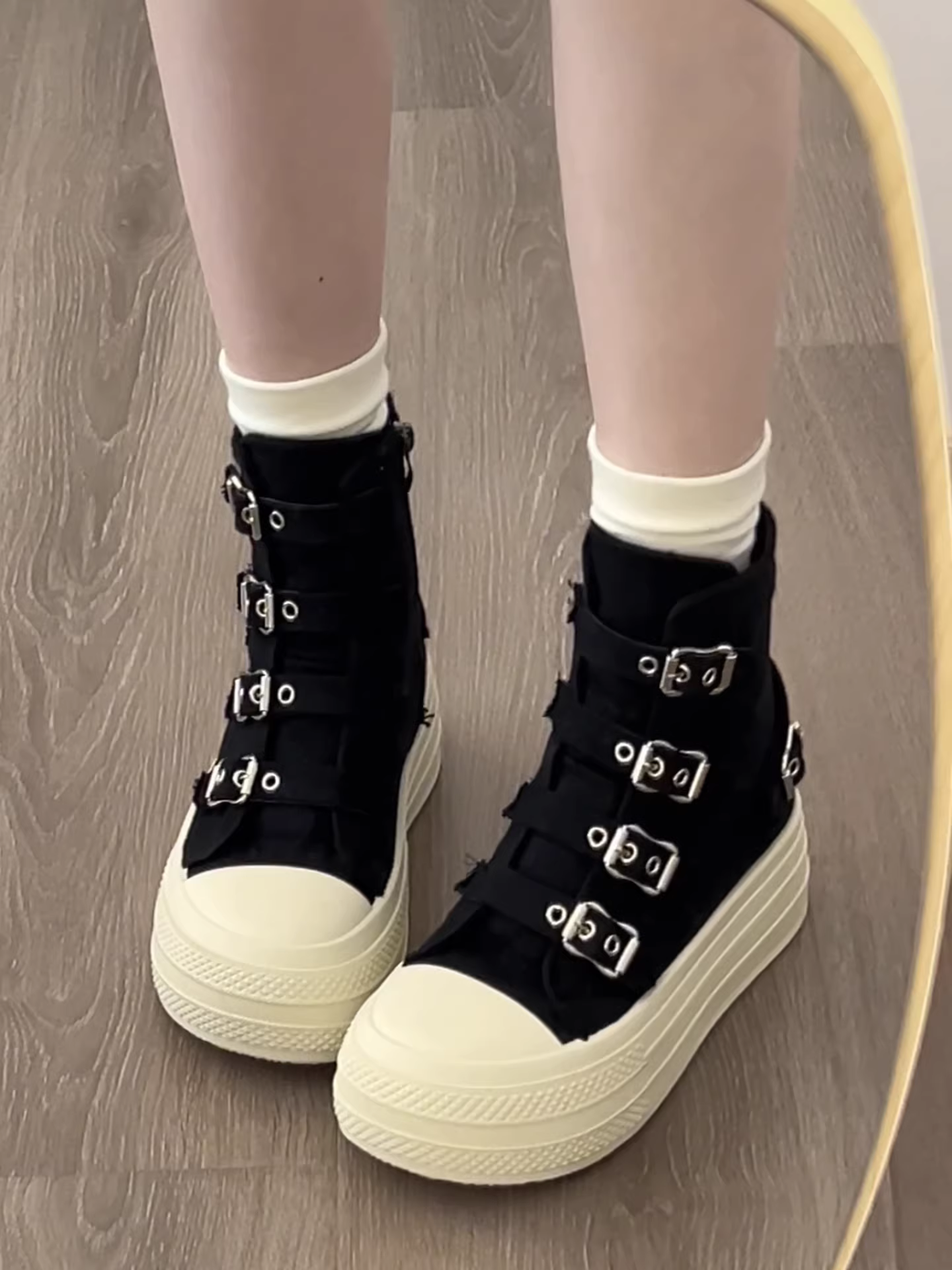 Giày vải cao cổ đế dày màu đen cổ điển dành cho nữ, kiểu dáng mùa thu mới 2025, giày thể thao thường ngày phối chân váy