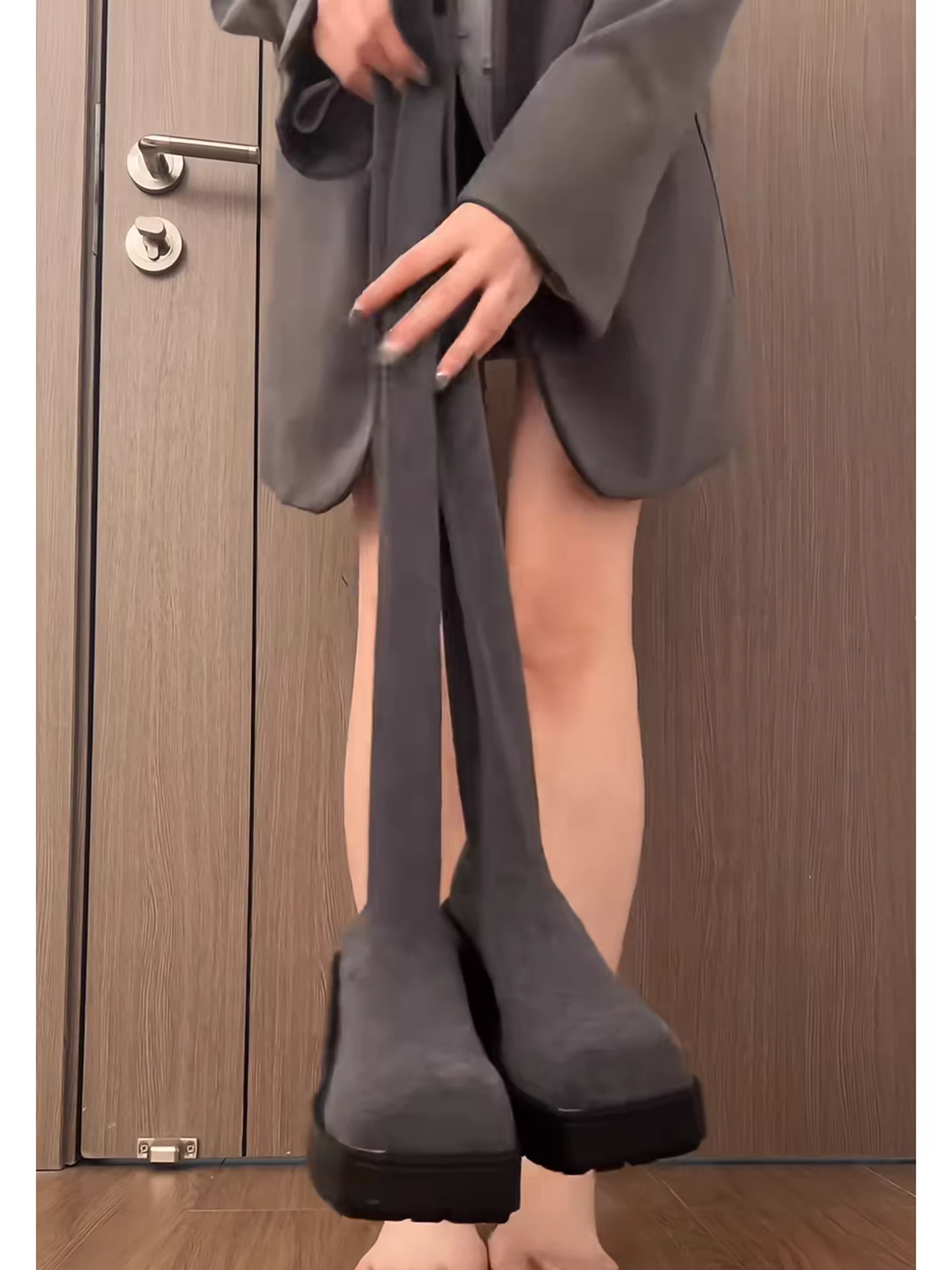 Giày bốt cao cổ đế dày, gót cao, kiểu retro dành cho nữ, mùa thu/đông 2025, đa năng, tăng chiều cao.