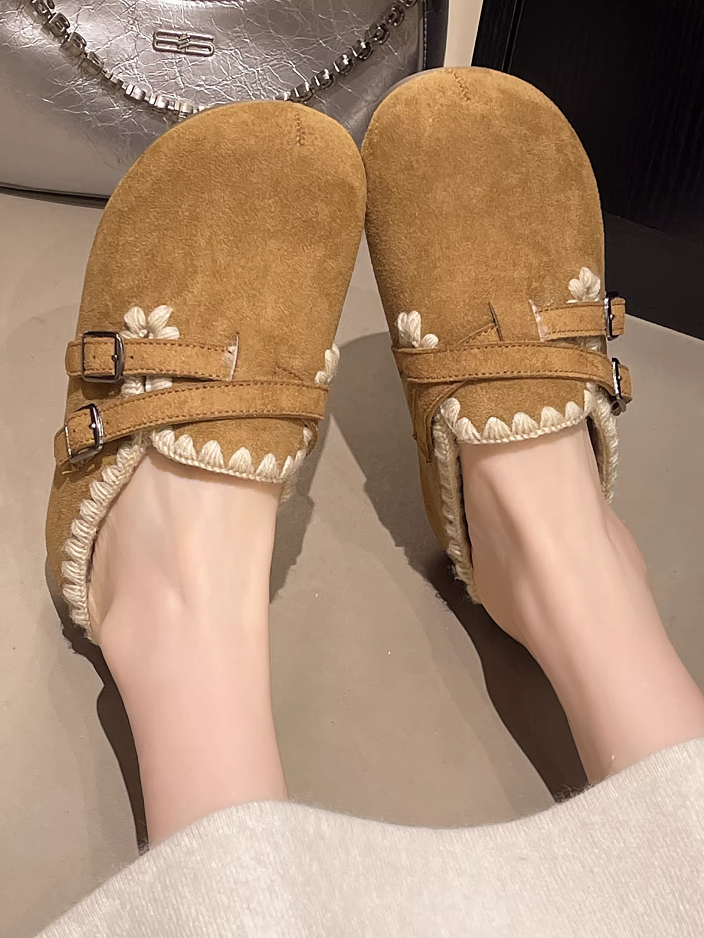 Giày nữ mùa đông 2025 kiểu Birkenstock đế dày lót lông mềm phong cách retro màu kaki, dày dặn giữ ấm