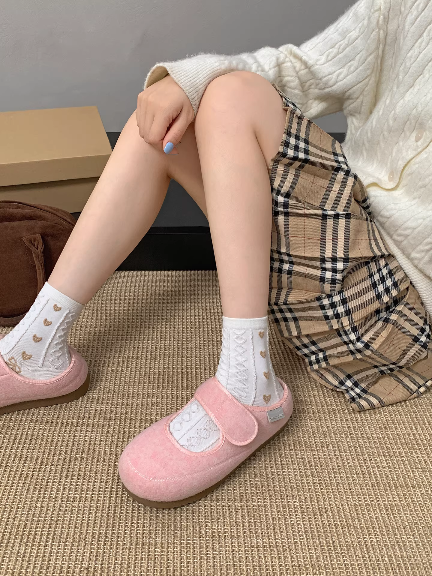 Đôi dép lê nhung đế bằng màu hồng retro, tăng chiều cao bên trong, dành cho nữ, mẫu mới mùa đông 2025, phối cùng chân váy và dép bông giữ ấm