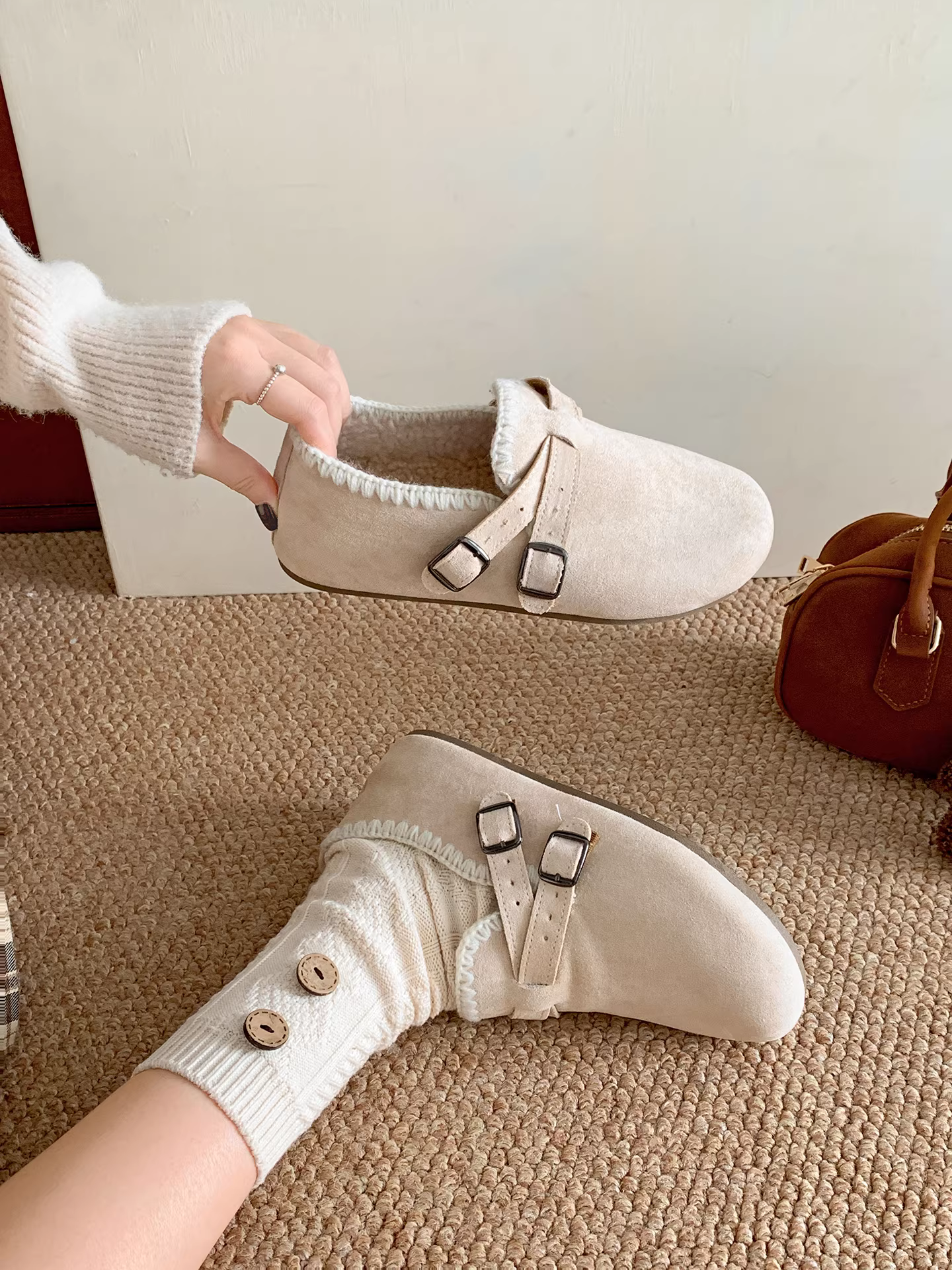 Giày Birkenstock đế dày cổ điển màu trắng, lót lông cừu, dành cho nữ, mẫu mới thu đông 2025, đế mềm, giữ ấm.