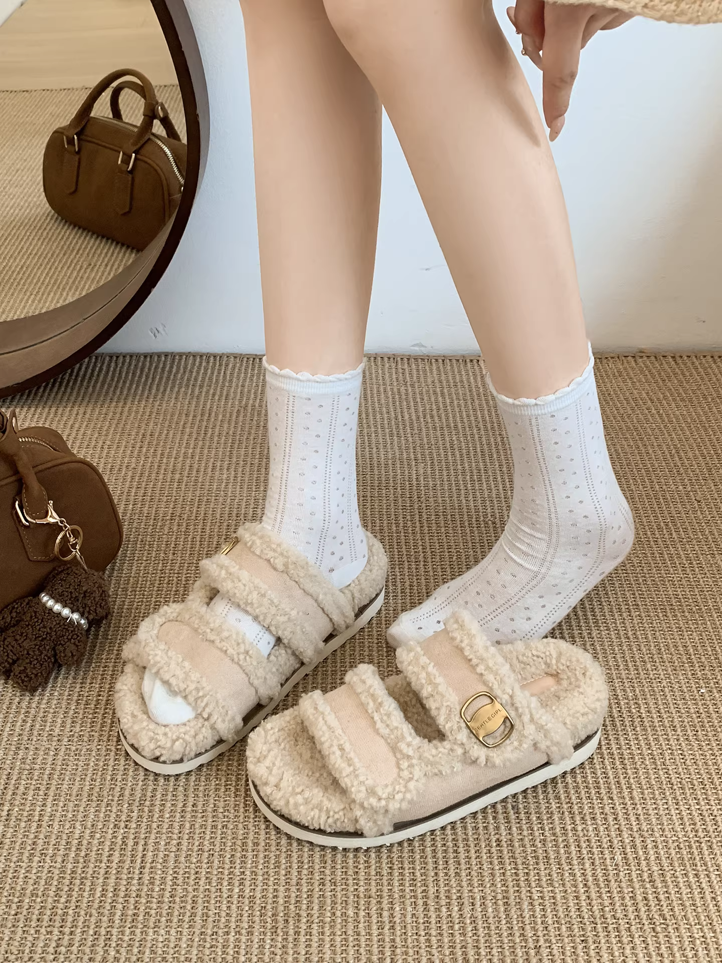 Phía Nam ở miền Nam: Dép lông dày đế dày kiểu cổ điển màu đen dành cho nữ, thích hợp để mang ngoài trời, dép lười đa năng chống trơn trượt mùa thu đông 2025 mới.