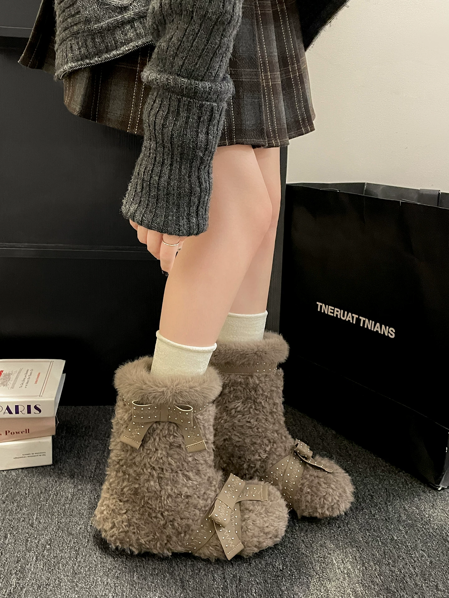 Giày bốt tuyết đế dày bằng vải nhung trắng dễ thương dành cho nữ, giày cotton lông ấm áp ngoài trời mùa đông mới năm 2025.