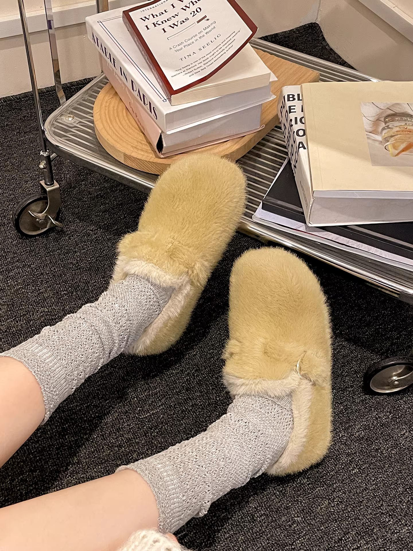 Giày lông mềm mại, ấm áp, đế dày dành cho nữ, mẫu mới mùa đông 2025, kiểu Birkenstock, chất liệu cotton, giữ ấm toàn bộ bàn chân.