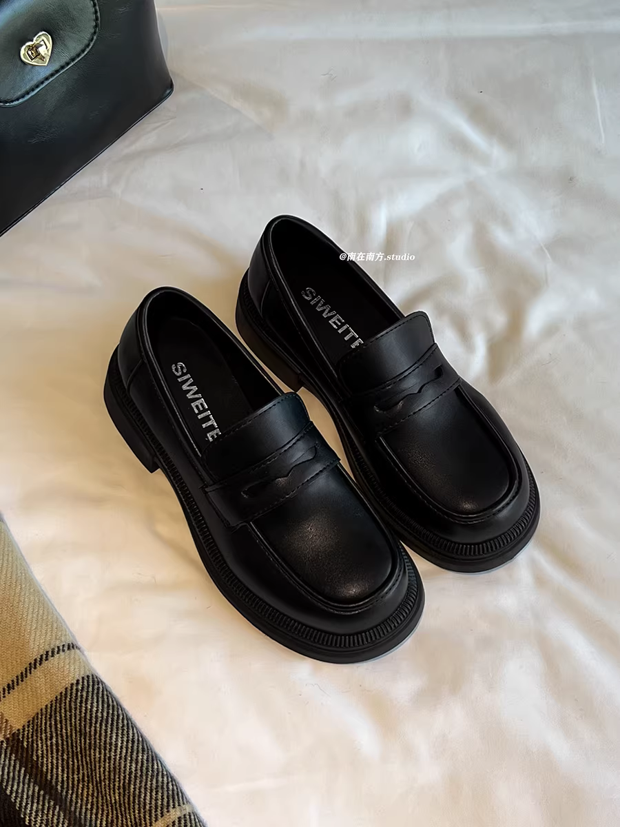 Giày lười nữ đế dày kiểu Pháp màu đen, giày da mũi tròn cổ điển phong cách Anh mới mùa thu 2025.