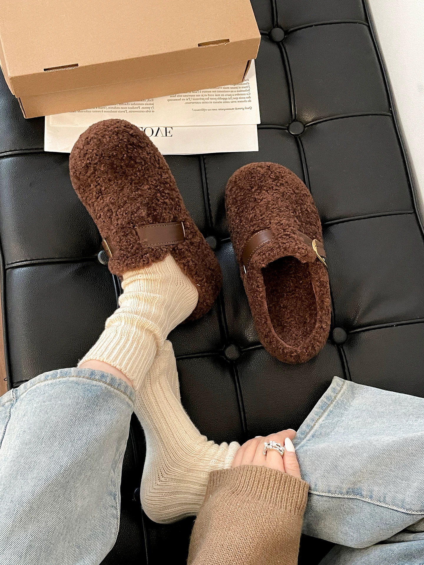 Dép lông dày đế dày chống trơn màu trắng cổ điển dành cho nữ, mặc ngoài trời mùa đông, kiểu mới 2025, lót lông cừu, dày dặn, ấm áp kiểu Birkenstock.