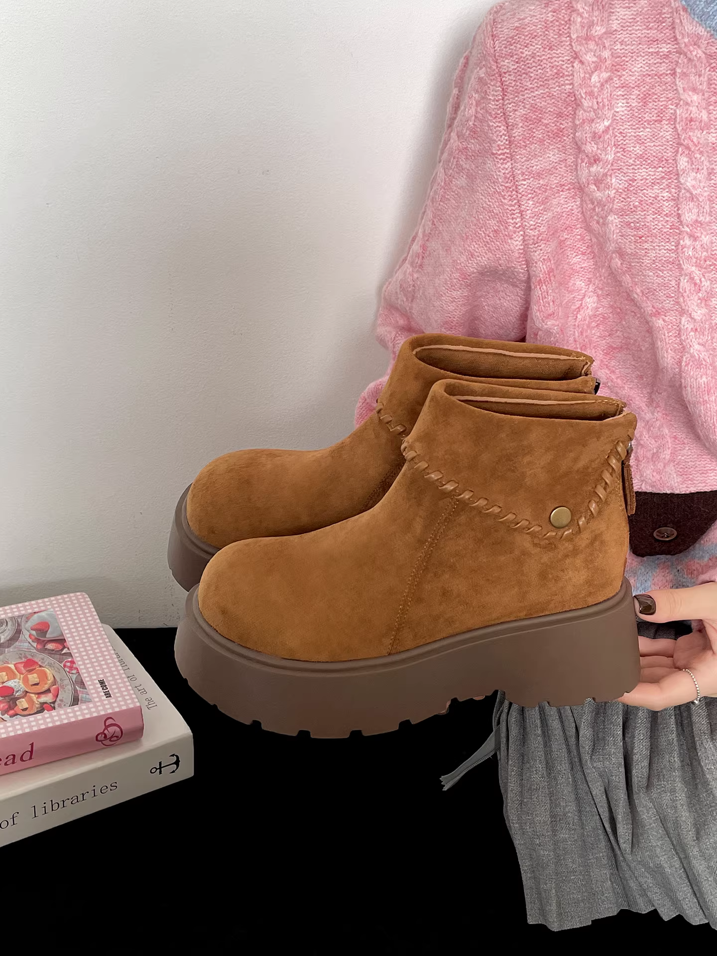 Giày bốt Martin đế dày màu nâu cổ điển dành cho nữ, kiểu thu/đông mới 2025, phối chân váy giúp dáng thon gọn, kiểu dáng như Birkenstock.