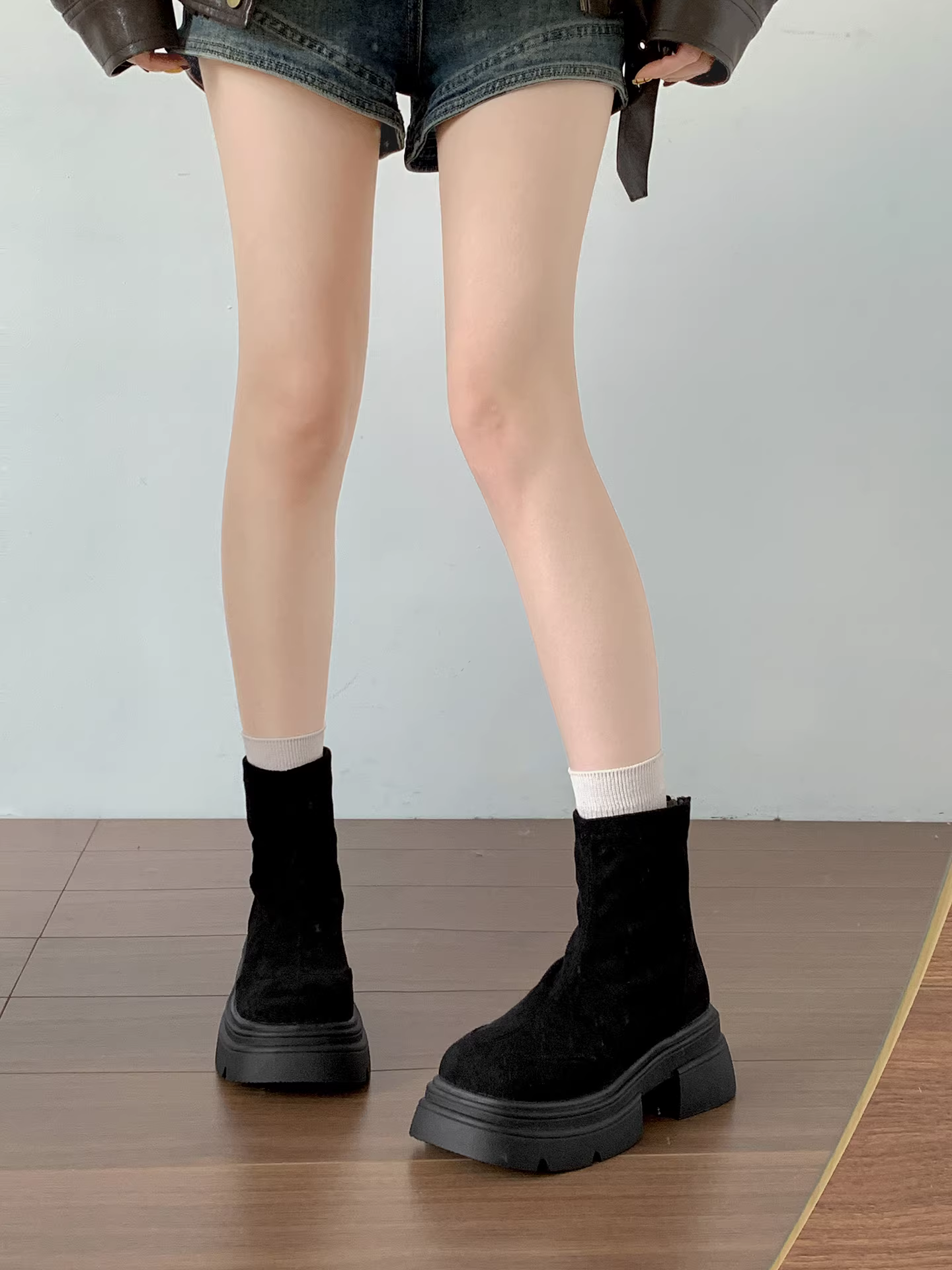 Giày bốt nữ đế dày kiểu retro màu nâu, mẫu mới thu đông 2025, đa năng, tăng chiều cao, thon gọn, kiểu Melard, cổ ngắn