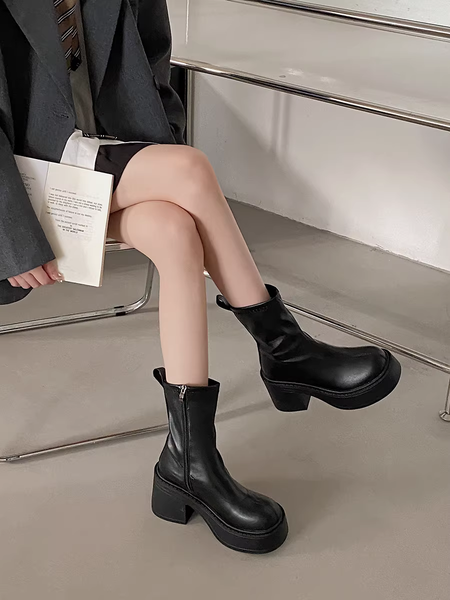 Giày bốt cao gót đế dày, gót thô, kiểu dáng nhỏ nhắn màu đen dành cho nữ, mẫu mới thu đông 2025, kiểu dáng cổ điển, tôn dáng.