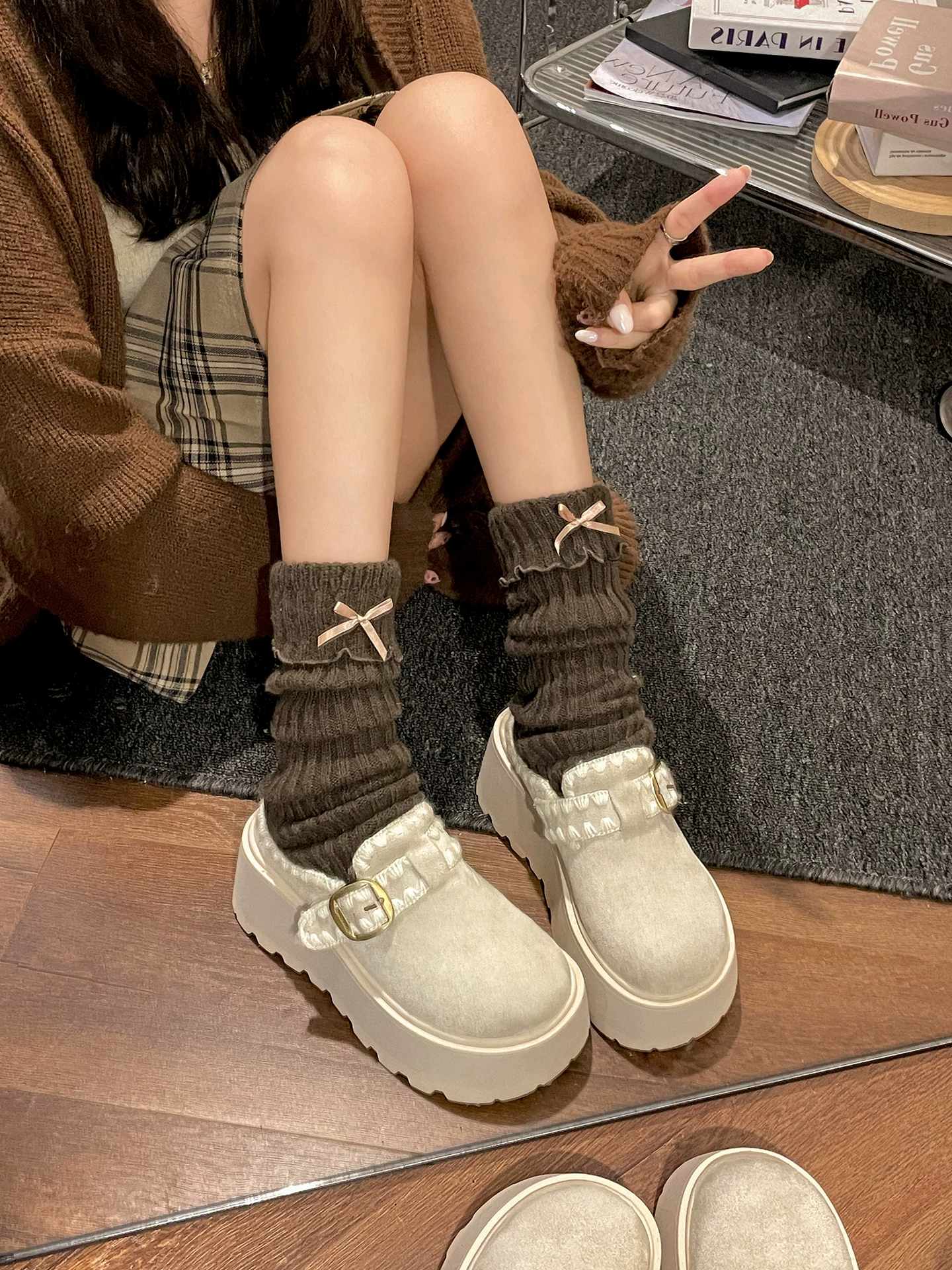 Giày Birkenstock nữ mùa đông 2025 kiểu retro trắng, đế dày chống trơn, chất liệu nhung mềm, kiểu nửa dép, tăng chiều cao, giữ ấm bằng cotton