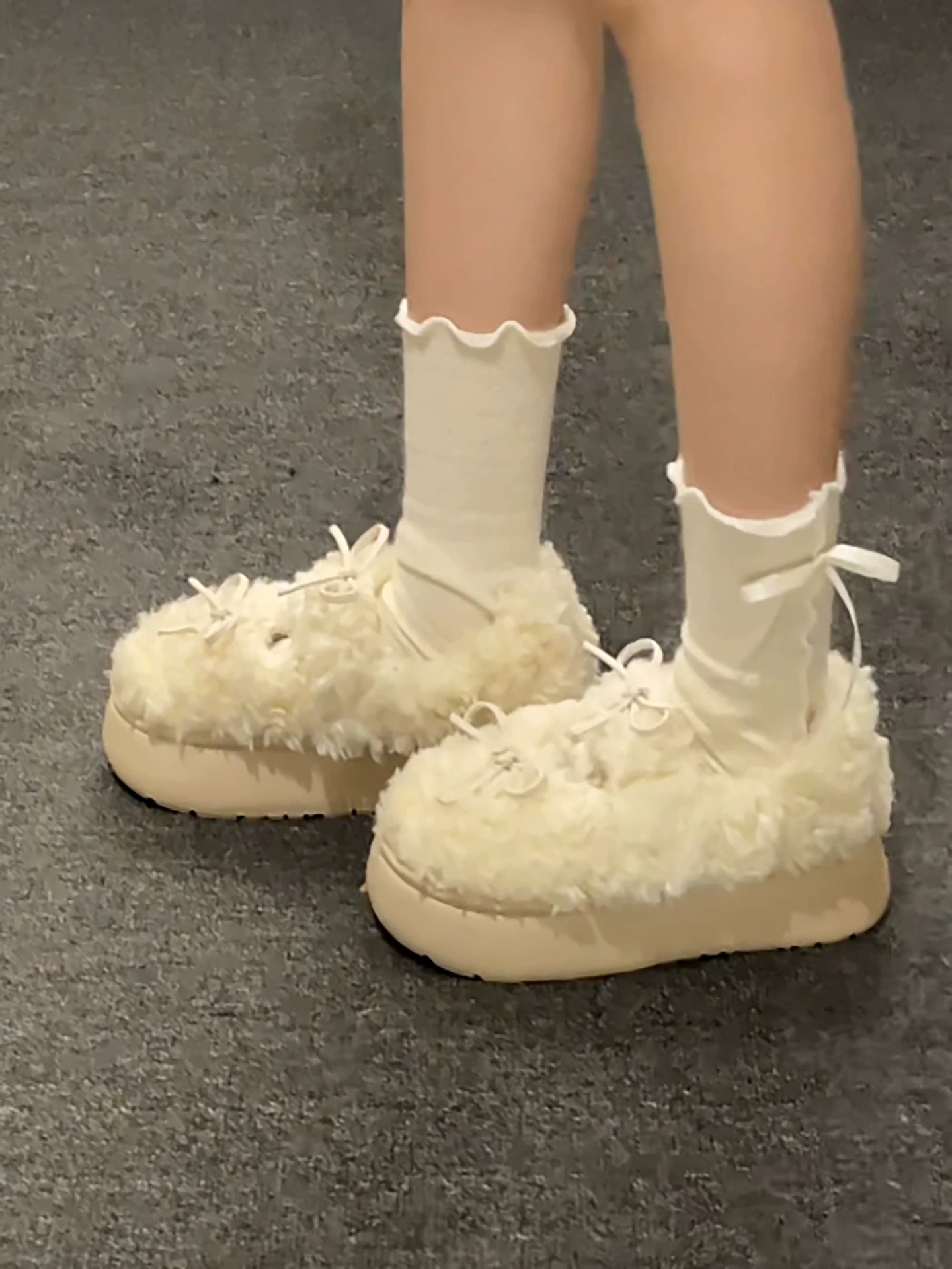 Giày lông dày đế dày kiểu Pháp màu trắng đa năng dành cho nữ, thích hợp đi ngoài trời, mẫu mới mùa đông 2025, lót lông cừu, dày dặn, tăng chiều cao, giày cotton ấm áp.