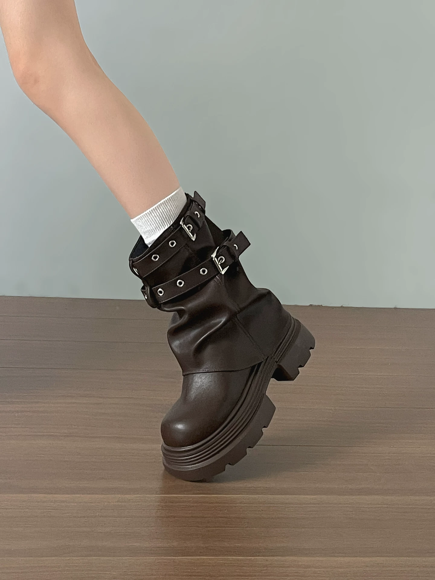 Giày bốt Martin đế xuồng kiểu Anh màu trắng dành cho nữ, mẫu mới thu đông 2025, kiểu dáng ôm sát, cổ ngắn, retro, dành cho người nhỏ nhắn.