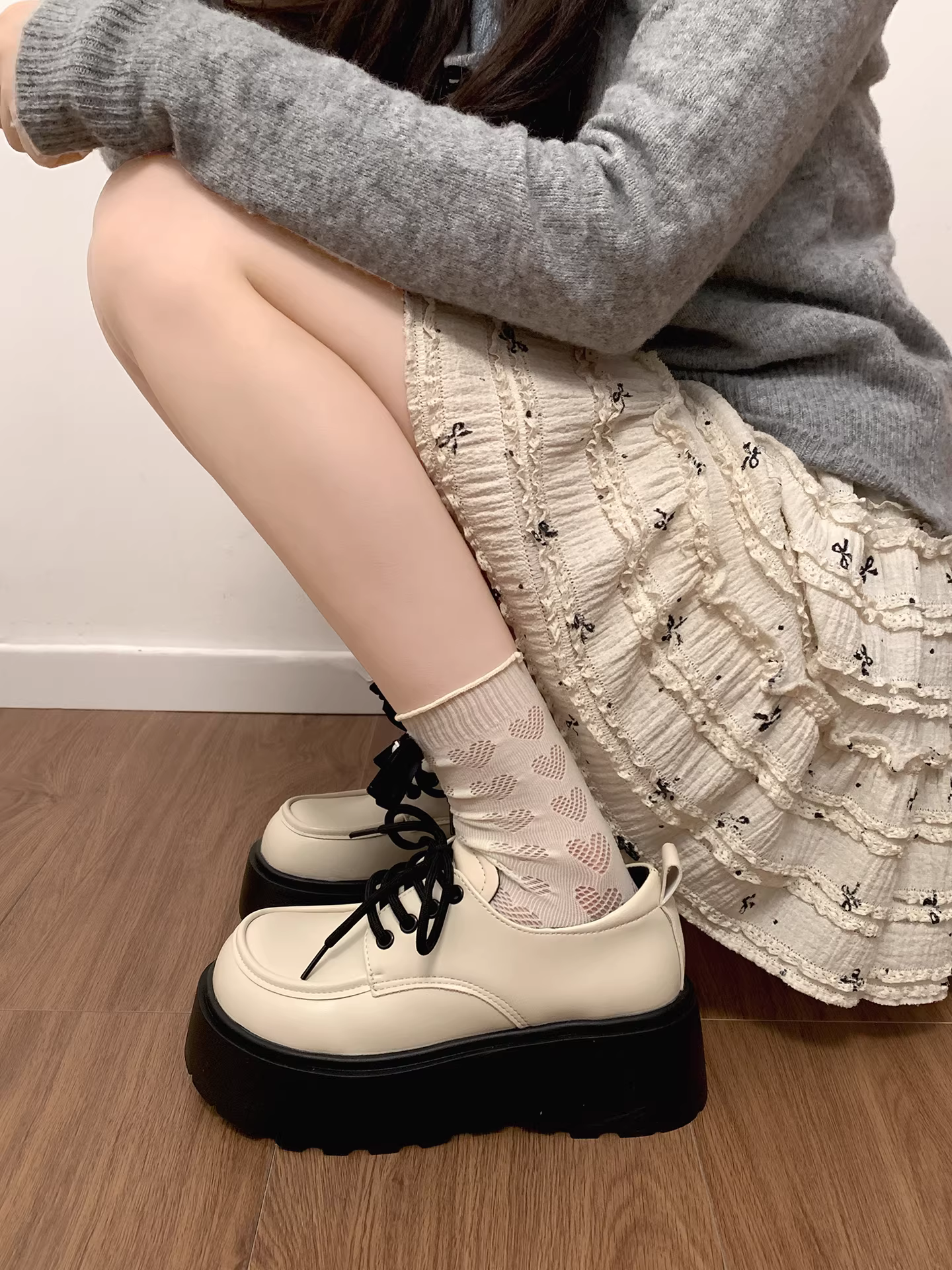 Giày da đế dày phong cách Anh cổ điển màu đen dành cho nữ, mẫu thu đông 2025 mới, kiểu lười đi cùng chân váy.