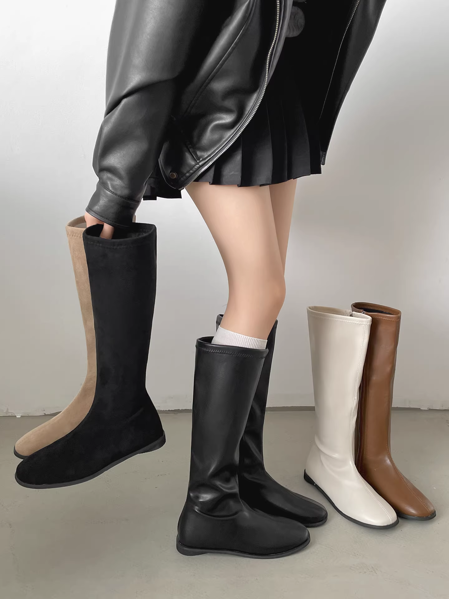 Giày bốt nữ kiểu Anh đen, dáng ôm, đế bằng, cao đến đầu gối, đa năng, mùa thu đông 2025, kiểu dáng mới