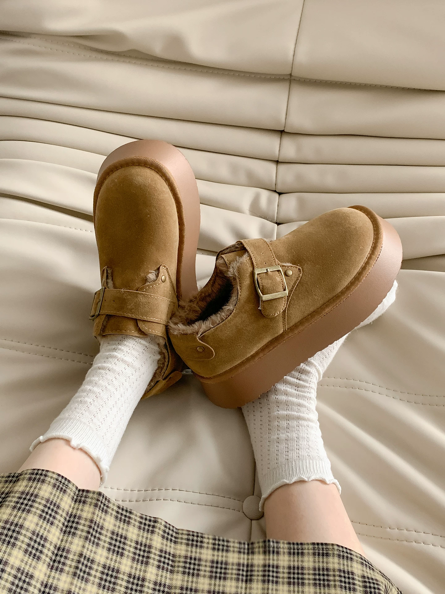 Giày bông đế dày chống trơn trượt, lót lông cừu kiểu cổ điển dành cho nữ, mặc ngoài trời mùa đông, giày Birkenstock tăng chiều cao đa năng mới năm 2025.