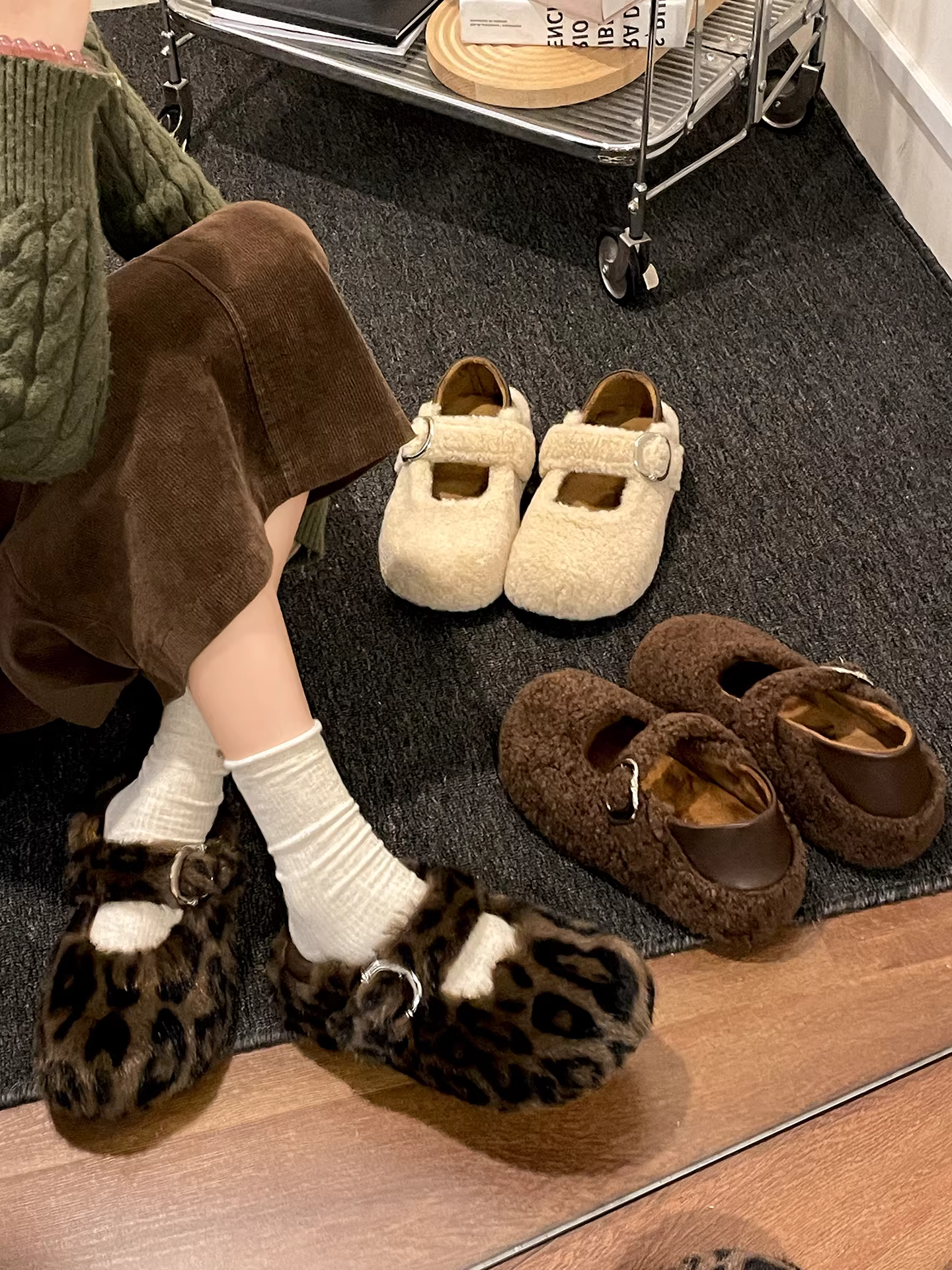 Giày lông cừu dày dặn, lót lông ấm áp, đế dày, dành cho nữ, thích hợp đi ngoài trời, mẫu mới mùa đông 2025, size nhỏ, chống trơn trượt, kiểu Birkenstock