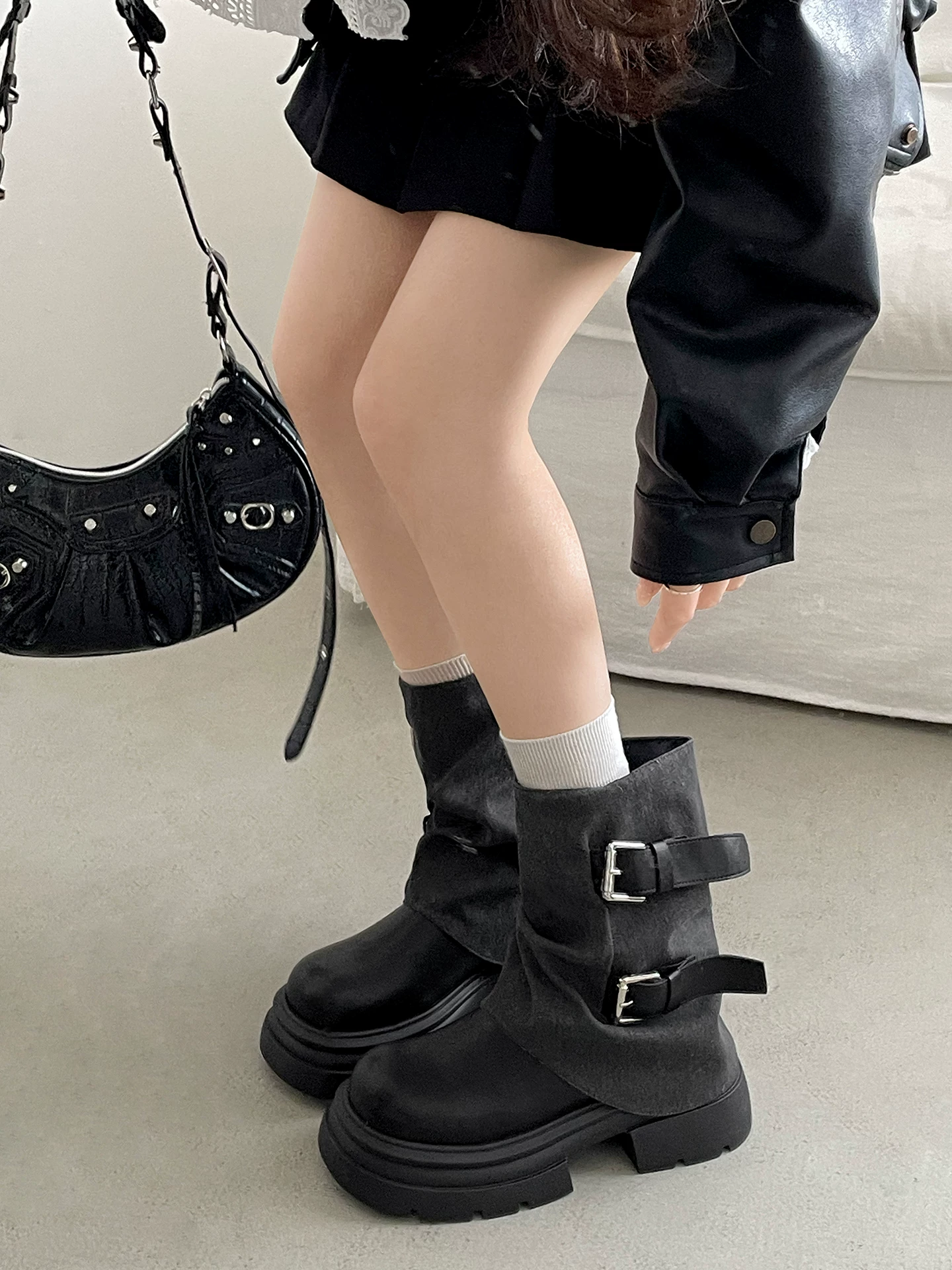 Giày bốt Martin đế dày kiểu Anh cổ điển màu đen dành cho nữ, giày bốt ngắn tăng chiều cao lót lông cừu mùa thu đông mới năm 2025.