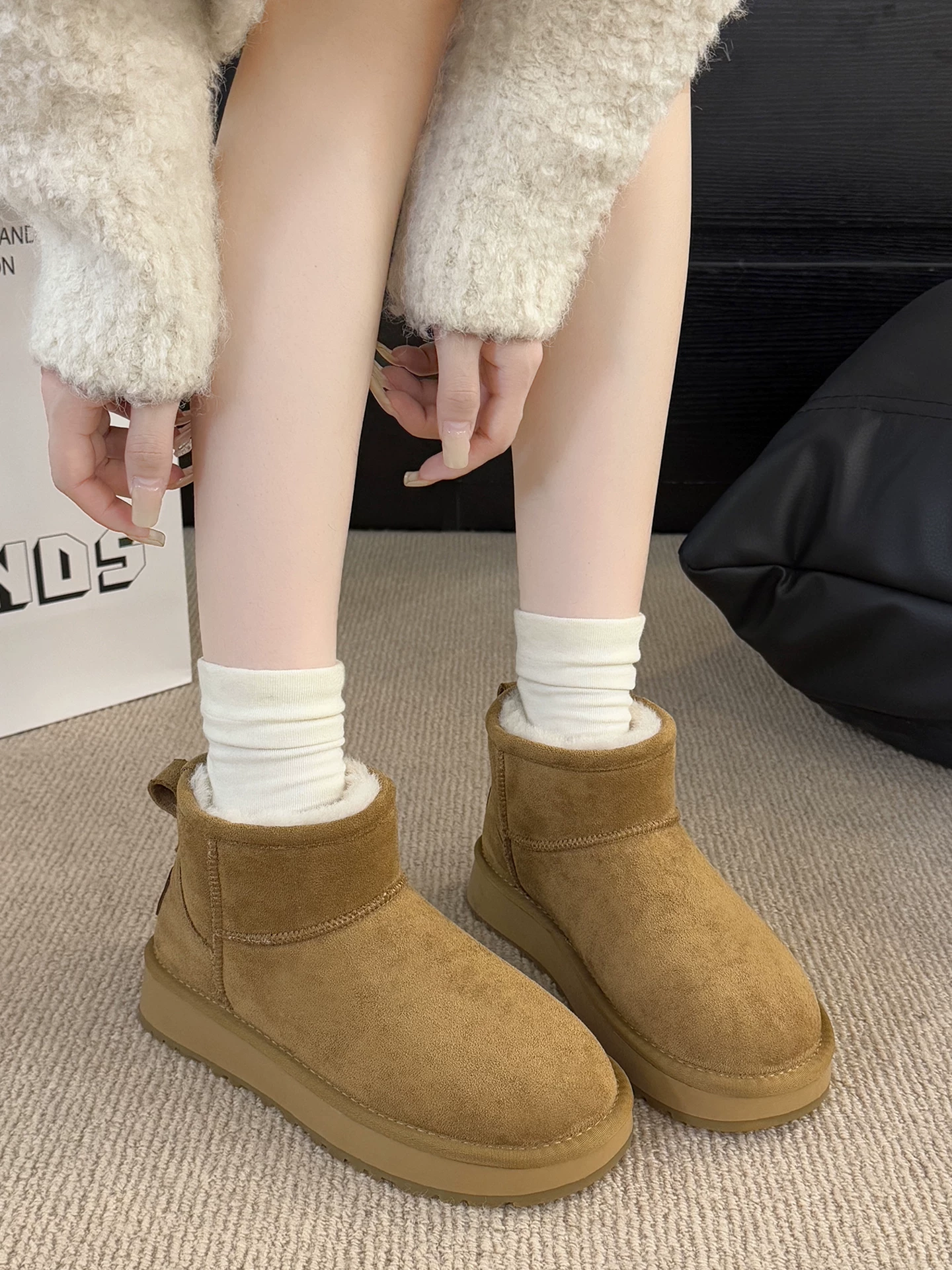 Giày bốt đi tuyết đế dày, lót lông cừu, giữ ấm dành cho nữ, mẫu mới mùa đông 2025, phong cách Đông Bắc, kiểu giày cotton Birkenstock.