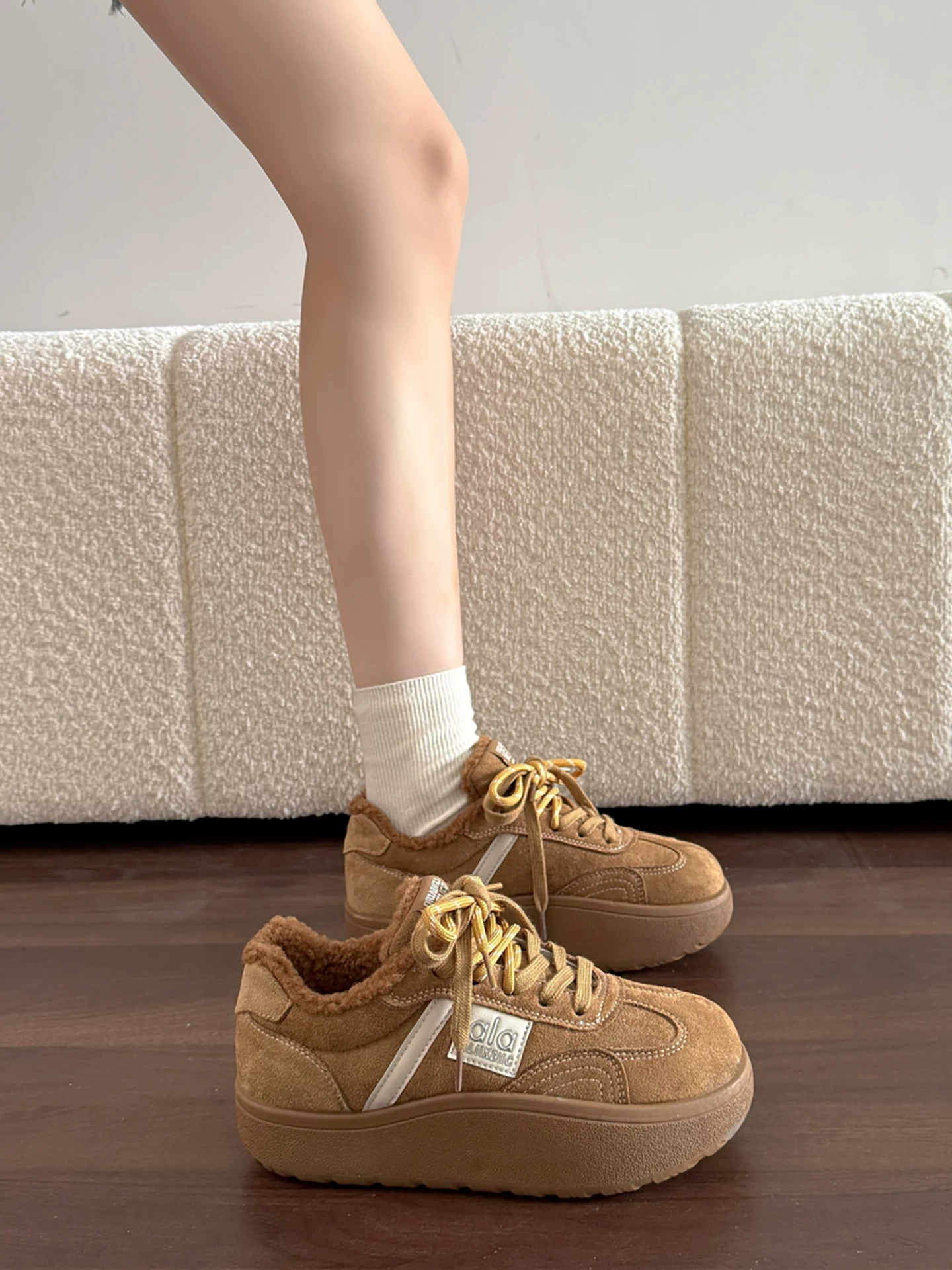 Giày bông nữ mùa đông 2025 kiểu retro ấm áp, chống trơn, đế dày, lót lông cừu, tăng chiều cao, kiểu Birkenstock, giữ ấm toàn bộ bàn chân