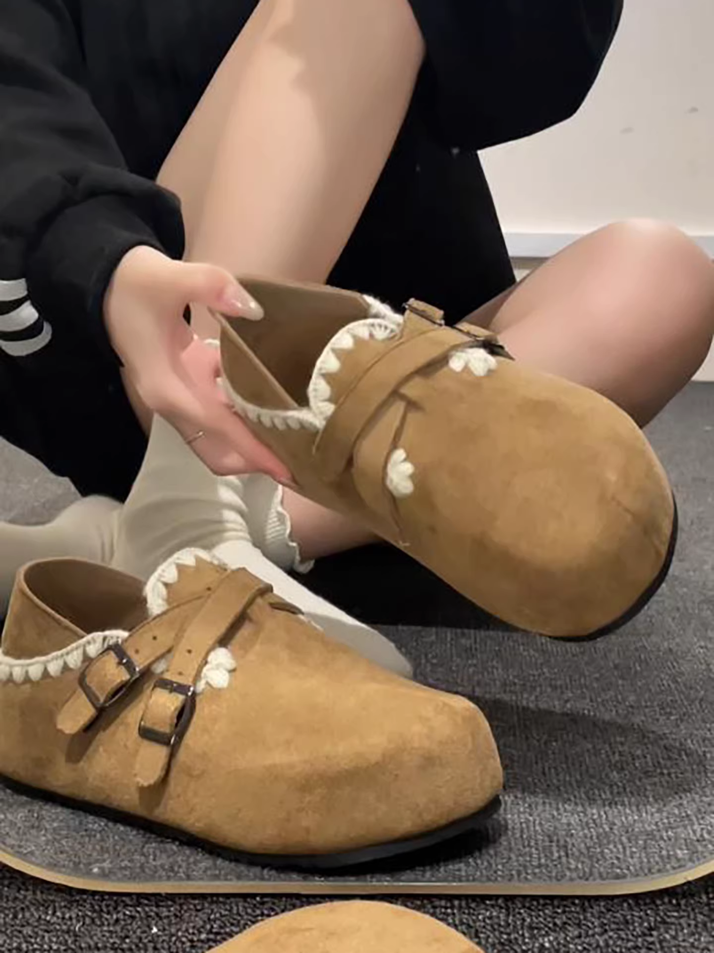 Giày Birkenstock đế dày màu nâu cổ điển dành cho nữ, kiểu thu đông 2025 mới, phối cùng chân váy, tăng chiều cao, giày đơn giản đa năng.