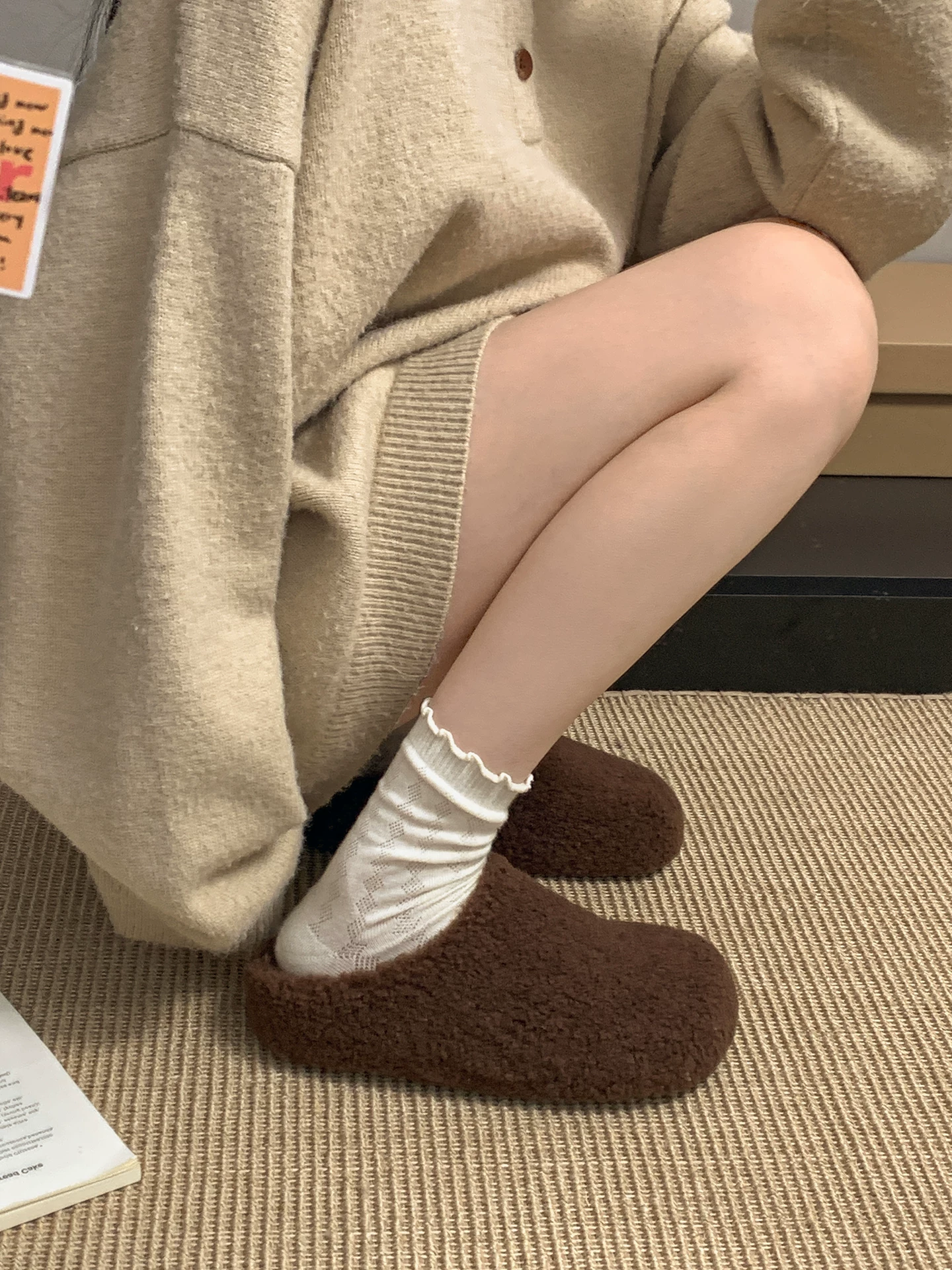 Đôi dép lông dày đế chống trơn kiểu retro dành cho nữ, mặc ngoài mùa đông 2025, đa năng, tăng chiều cao, giữ ấm, chất liệu cotton, bảo vệ ngón chân.