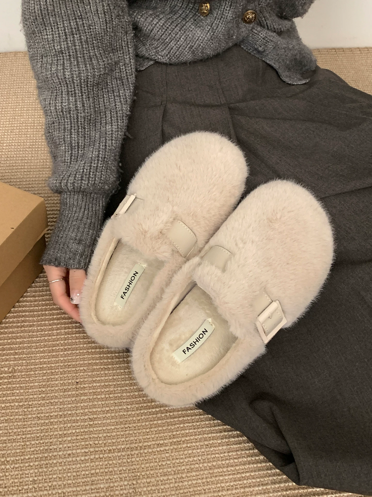 Đôi dép lê nữ đế dày kiểu Pháp cổ điển, chất liệu nhung mềm mại, đi ngoài trời, mẫu mới mùa đông 2025, giữ ấm, chống trơn trượt, kiểu Birkenstock, chất liệu cotton.