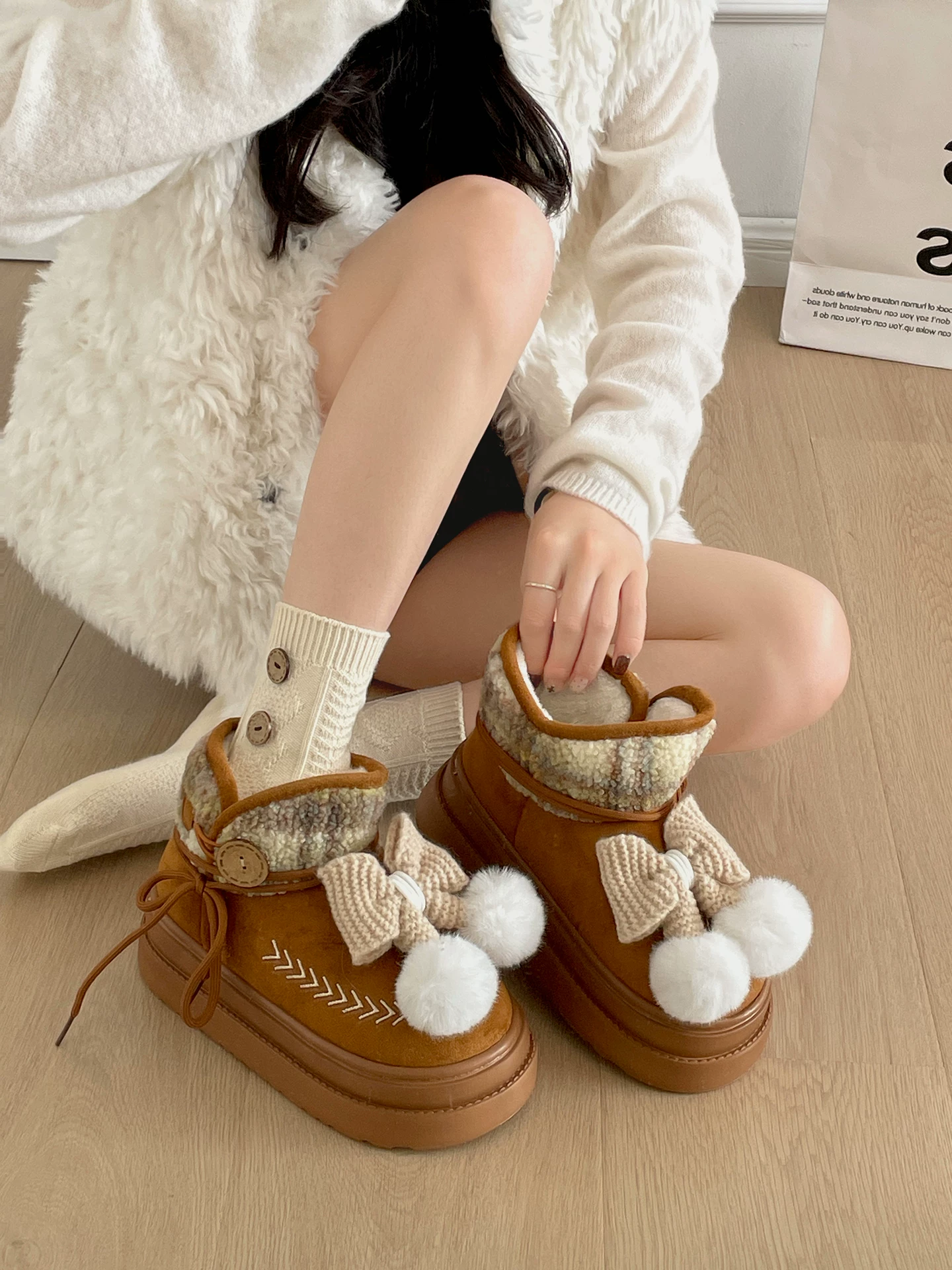 Giày bốt đi tuyết đế dày chống trượt, lót lông cừu, dày dặn, giữ ấm vùng Đông Bắc dành cho nữ, giày cotton cổ điển tăng chiều cao mùa đông mới năm 2025.