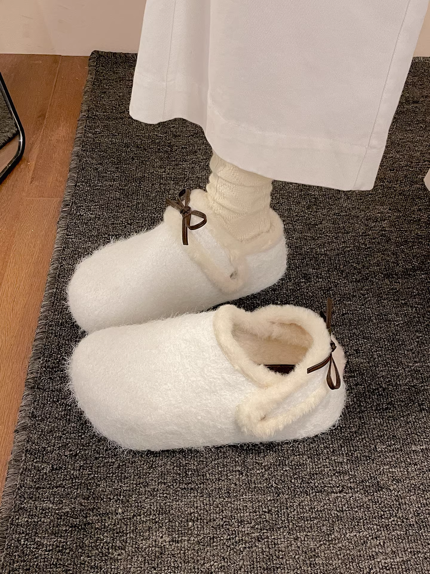 Đôi dép lông dày đế cao chống trơn hai chiều dành cho nữ, mặc ngoài trời mùa đông, kiểu mới 2025, dép bông giữ ấm lót lông cừu.