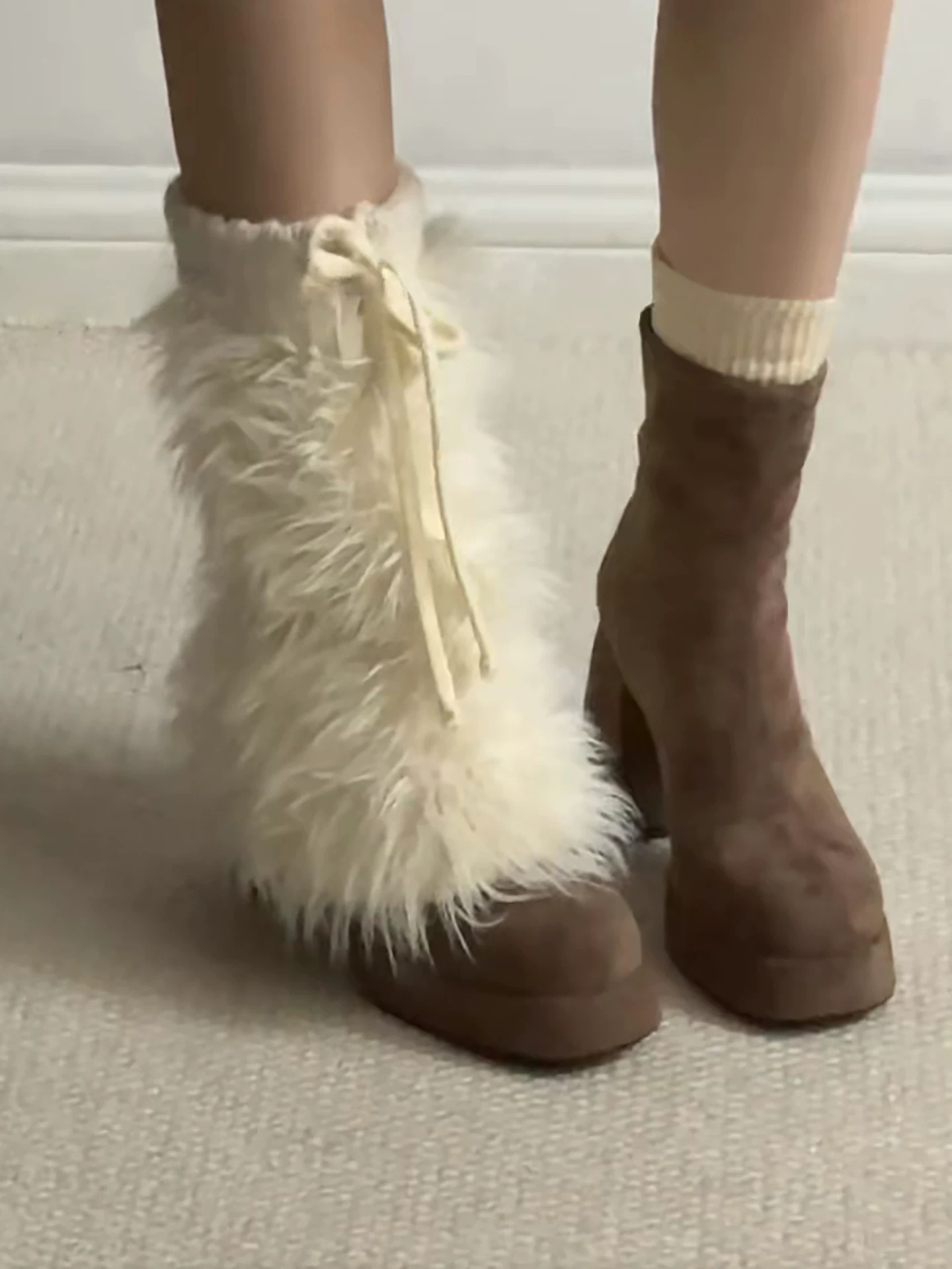 Giày bốt ngắn nữ có gót cao dày, giúp bạn trông cao và thon gọn hơn, kiểu dáng retro thu đông 2025 mới, phối cùng chân váy, lót lông cừu, kiểu Birkenstock.