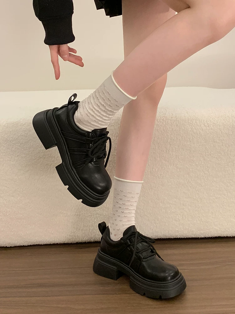 Giày da nữ đế dày kiểu Anh cổ điển màu đen, mẫu mới xuân thu 2025, tăng chiều cao, phối chân váy, giày bệt miệng sâu đa năng