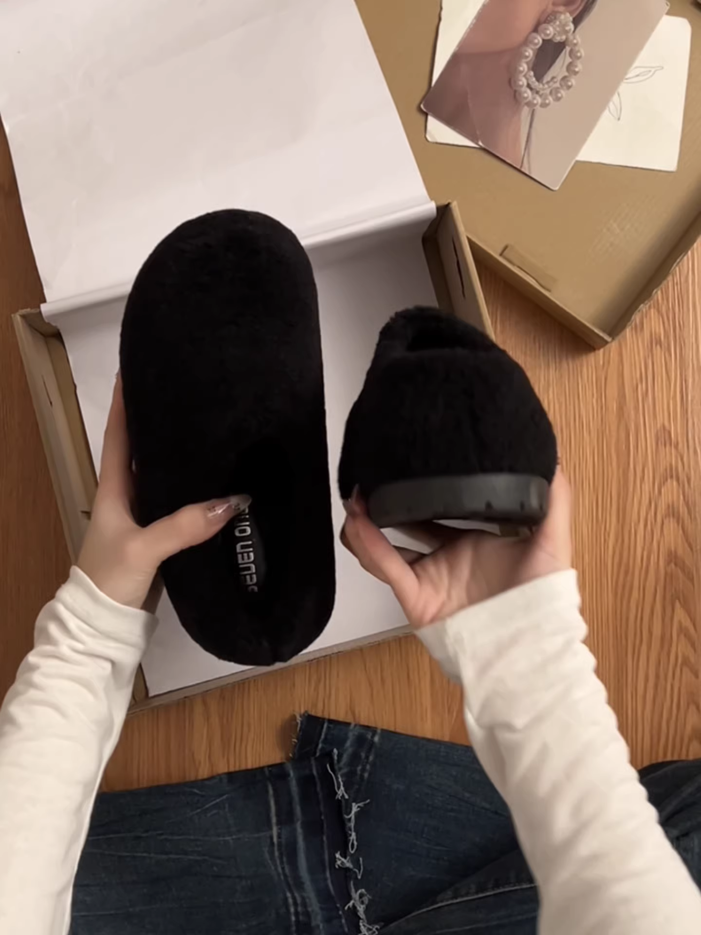 Dép bông đế dày phong cách retro màu đen dành cho nữ, mặc ngoài trời mùa đông, kiểu mới 2025, ấm áp, chống trơn trượt, dép bông tăng chiều cao.