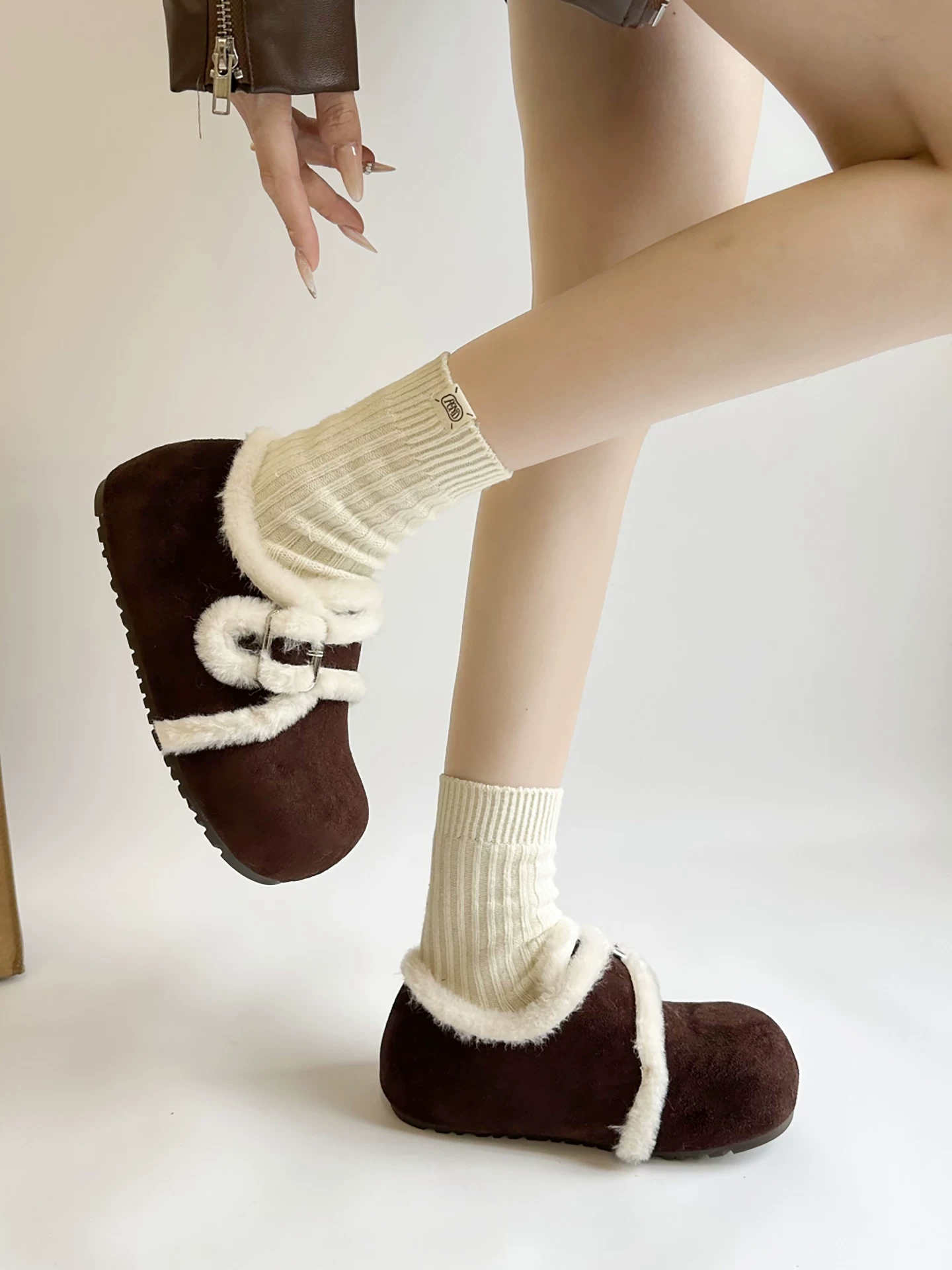 Giày bông tuyết đế dày lót lông cừu kiểu cổ điển màu trắng dành cho nữ, kiểu mới mùa đông 2025, ấm áp và dày dặn kiểu Birkenstock.